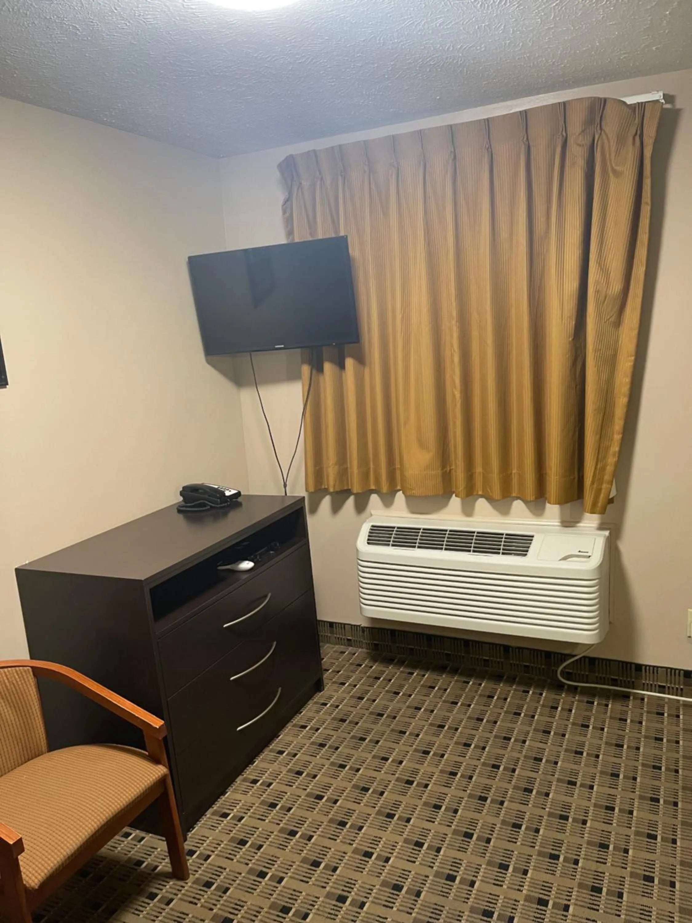 TV and multimedia in Economy Inn & Suites