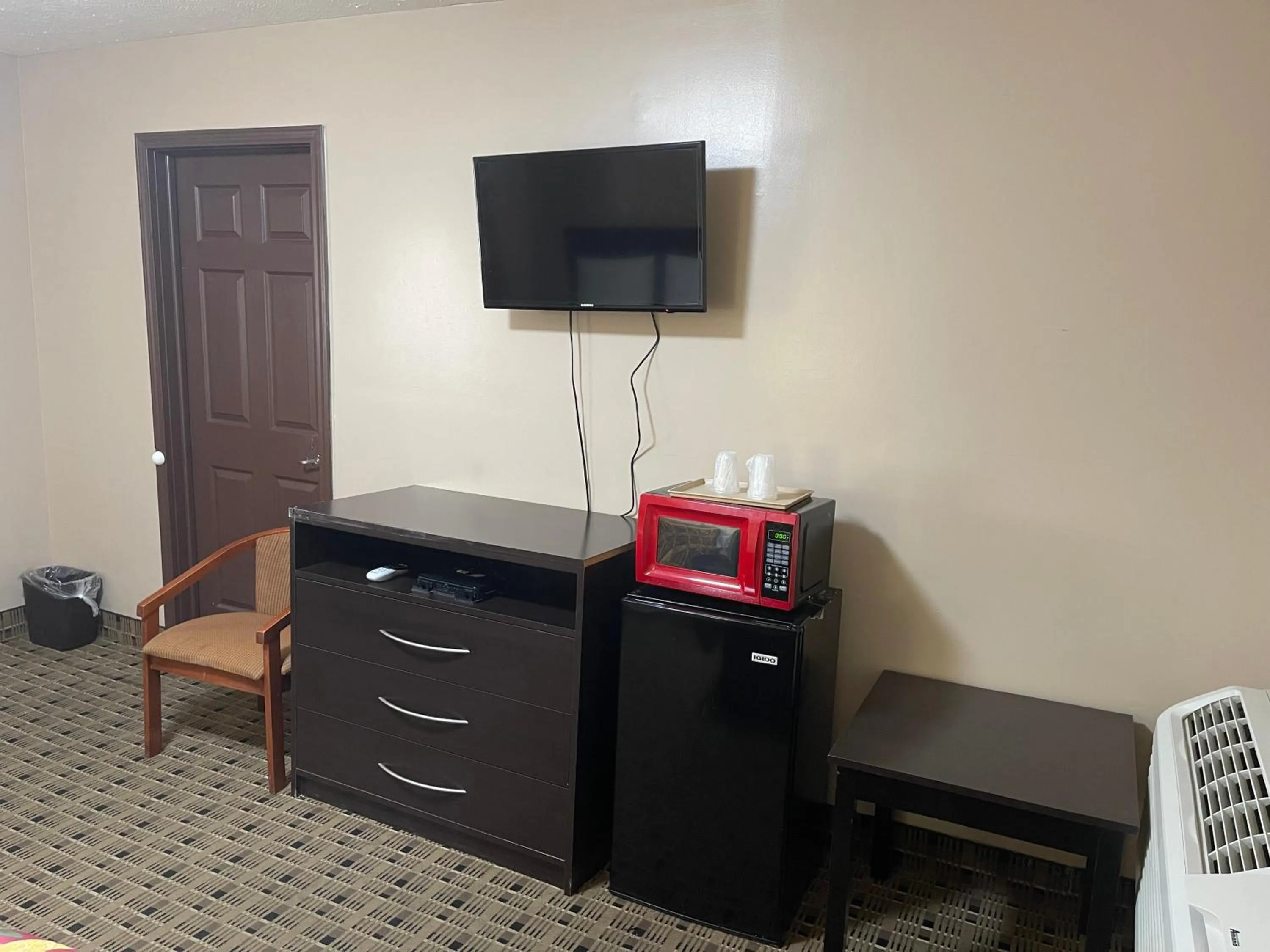 TV and multimedia in Economy Inn & Suites