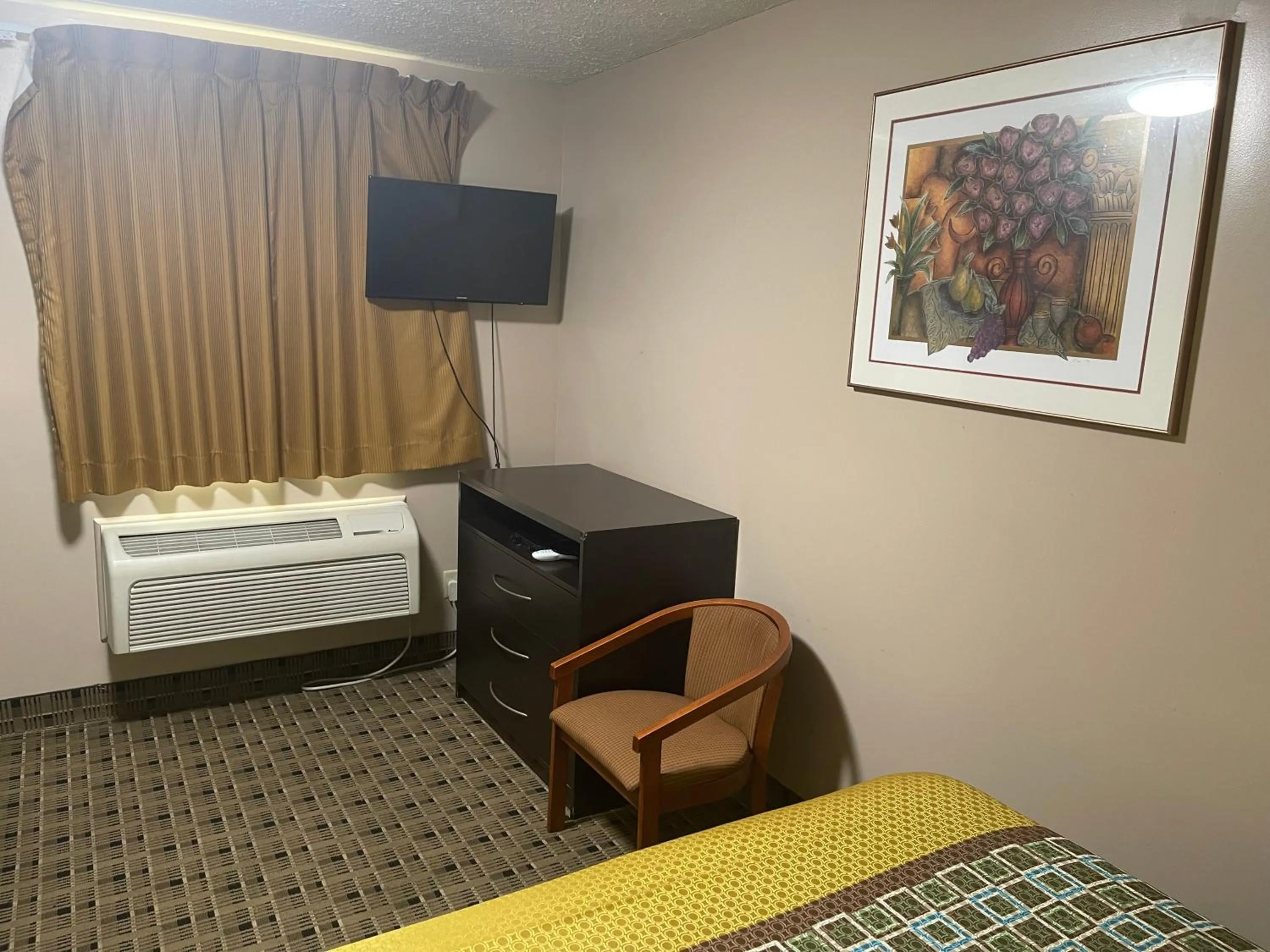 Bed in Economy Inn & Suites