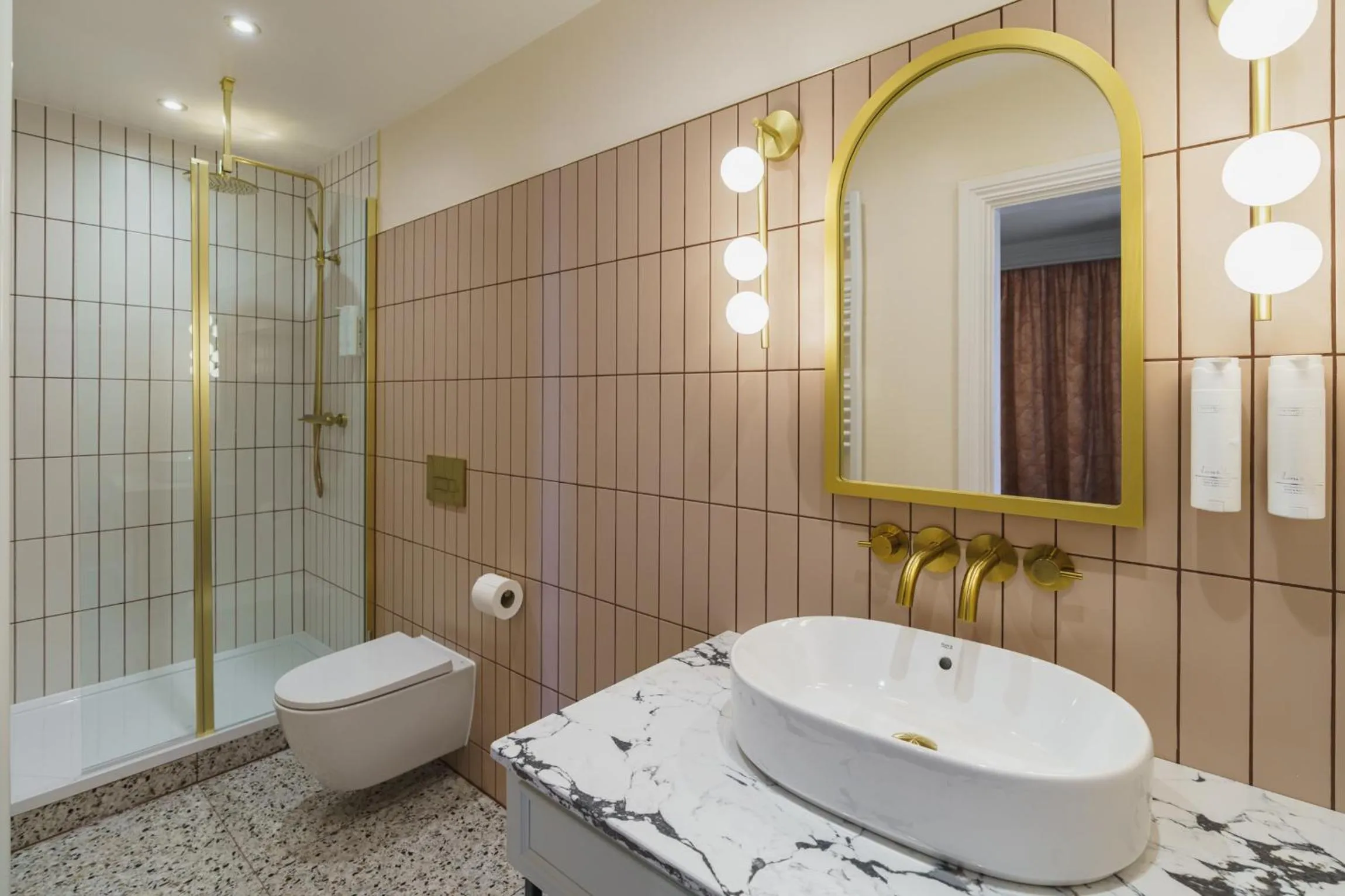 Shower in Grange Hotel