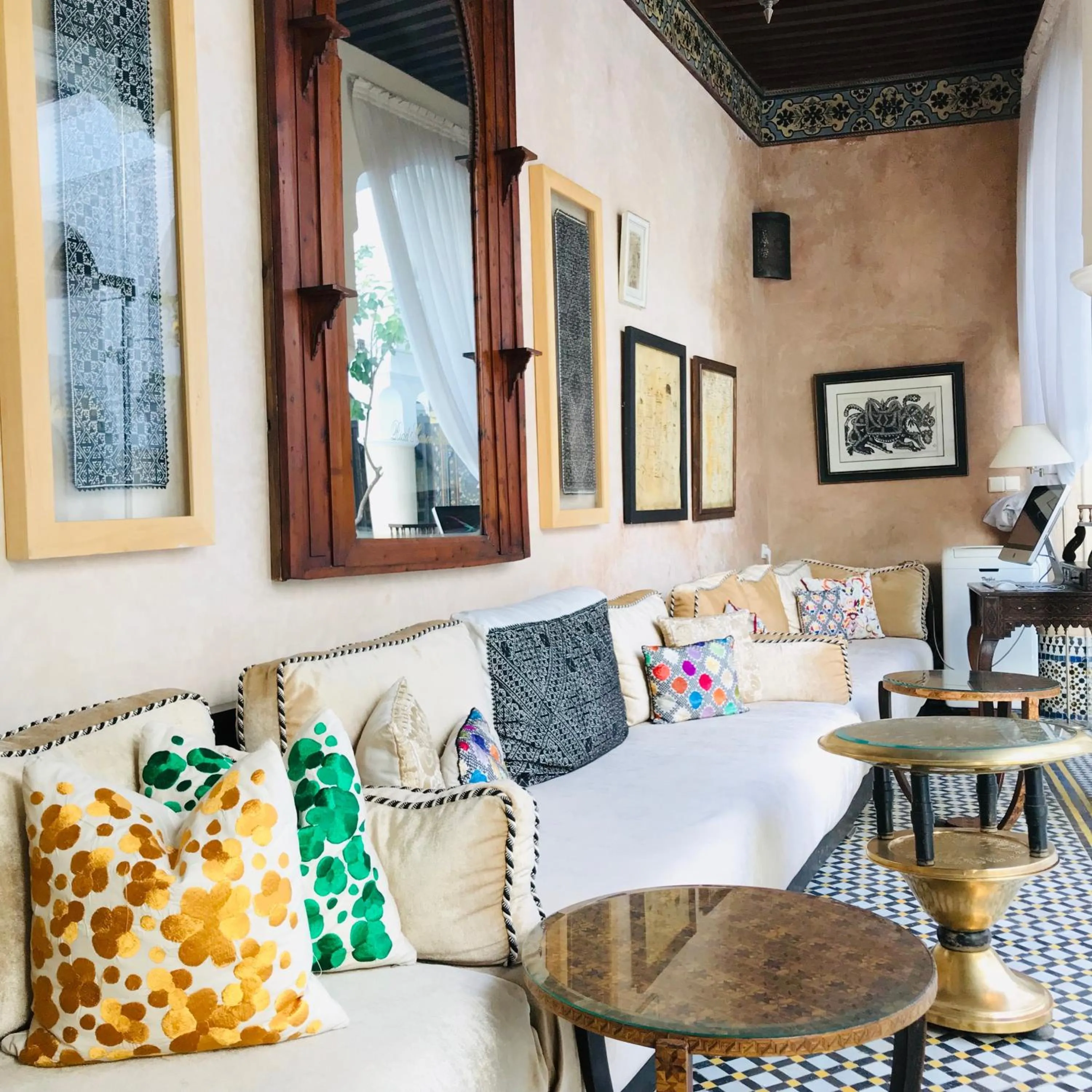 Living room in Riad Maison Bleue and Spa