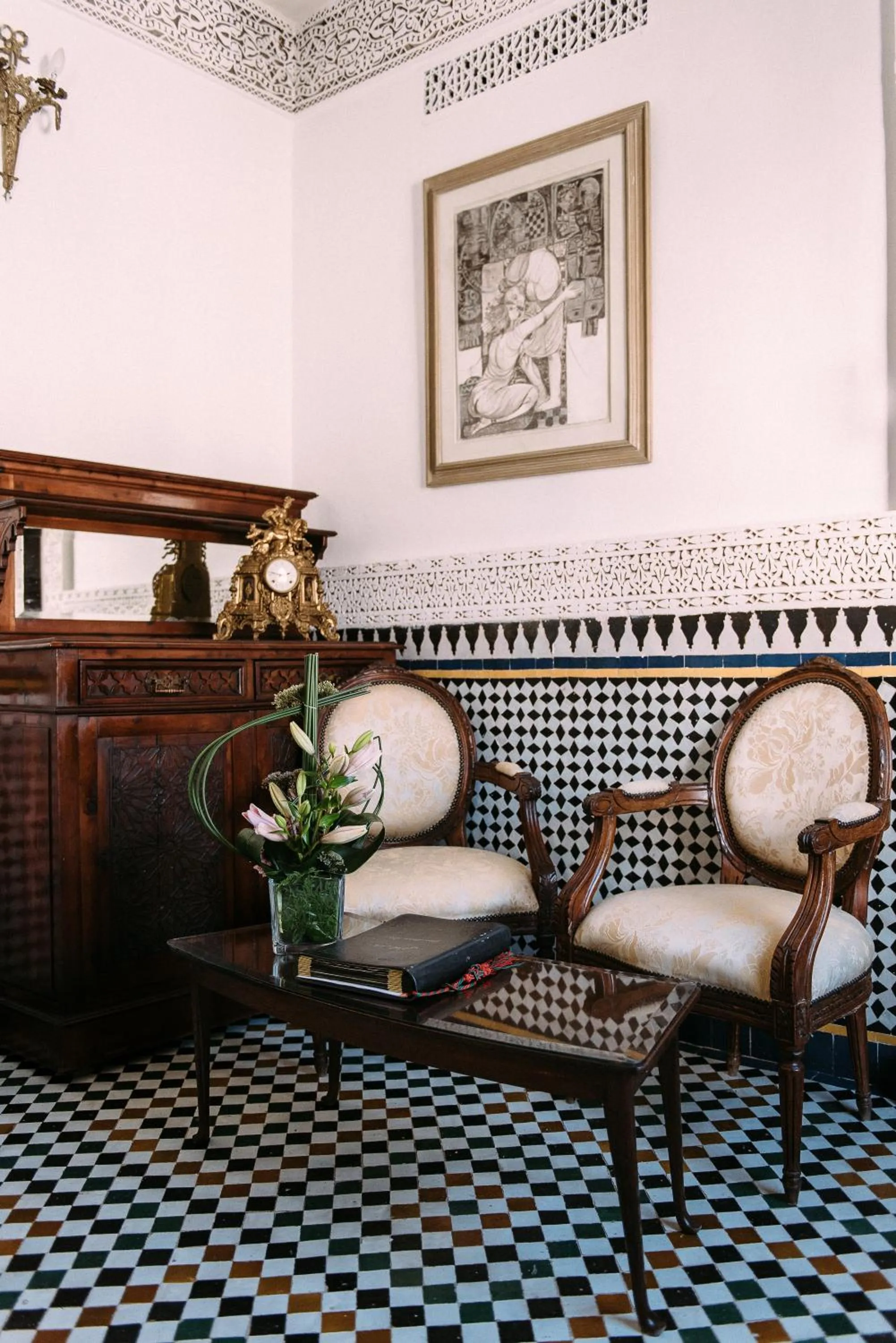 Living room in Riad Maison Bleue and Spa