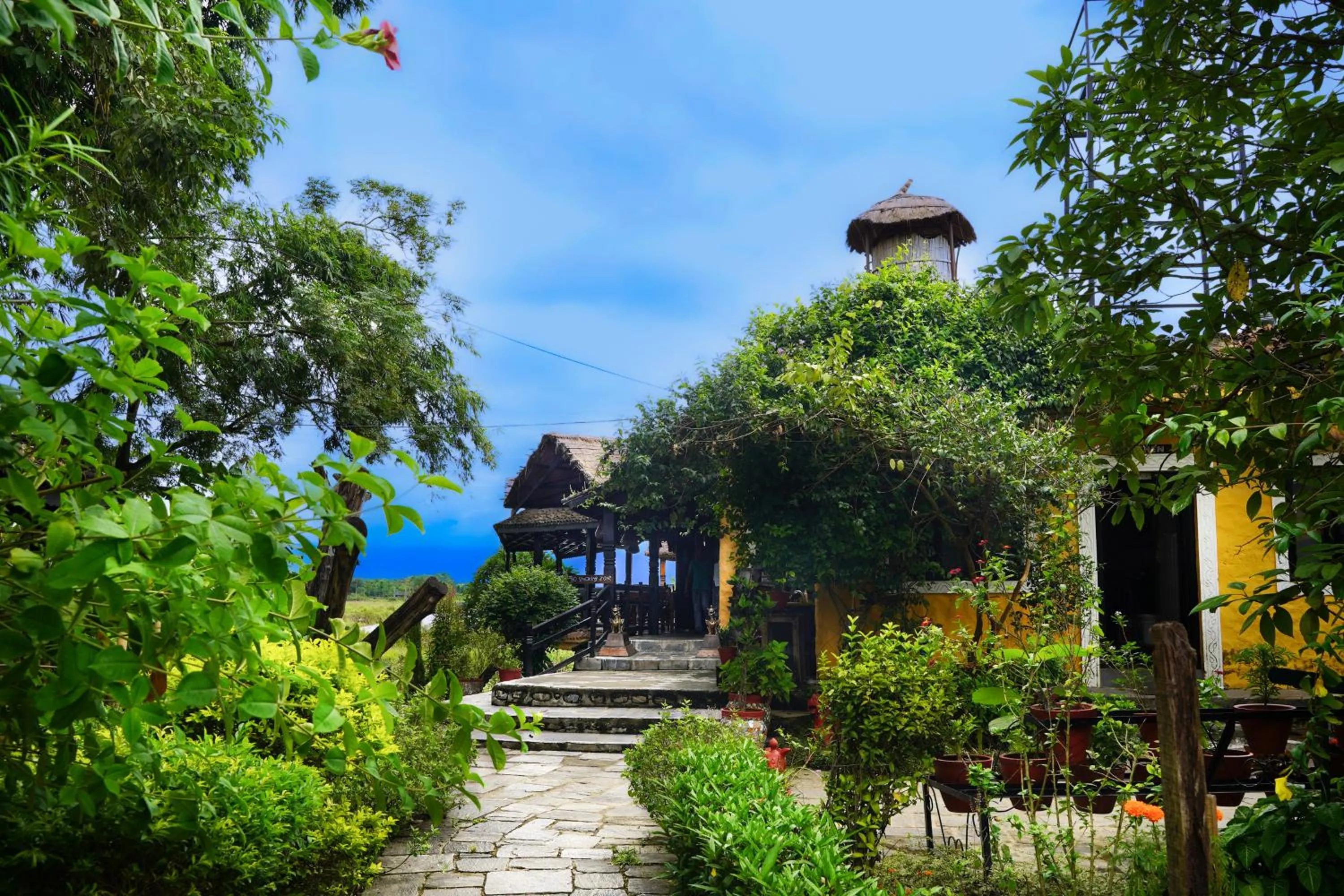 Restaurant/places to eat in Sapana Village Lodge