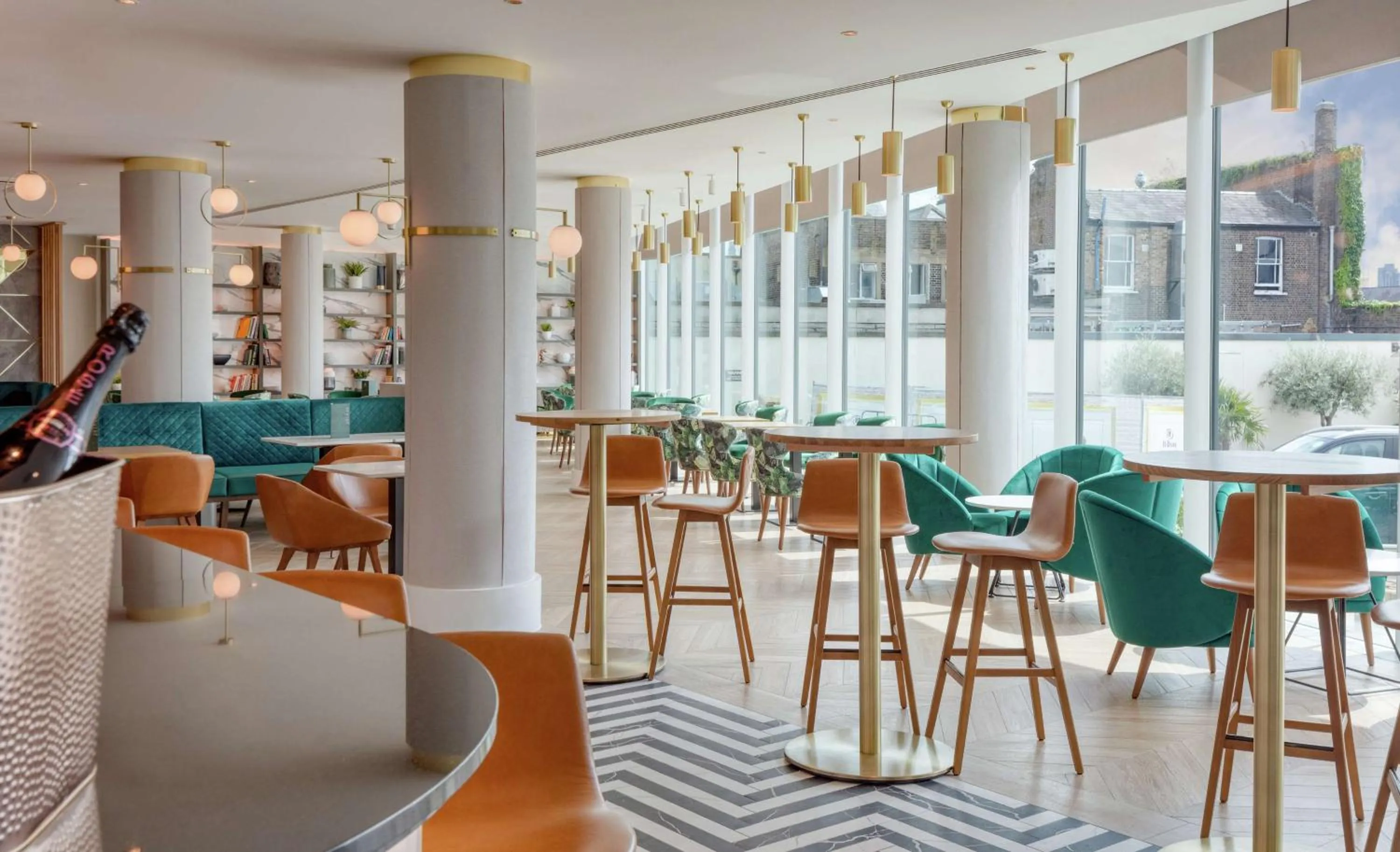 Lounge or bar in Hilton London Angel Islington