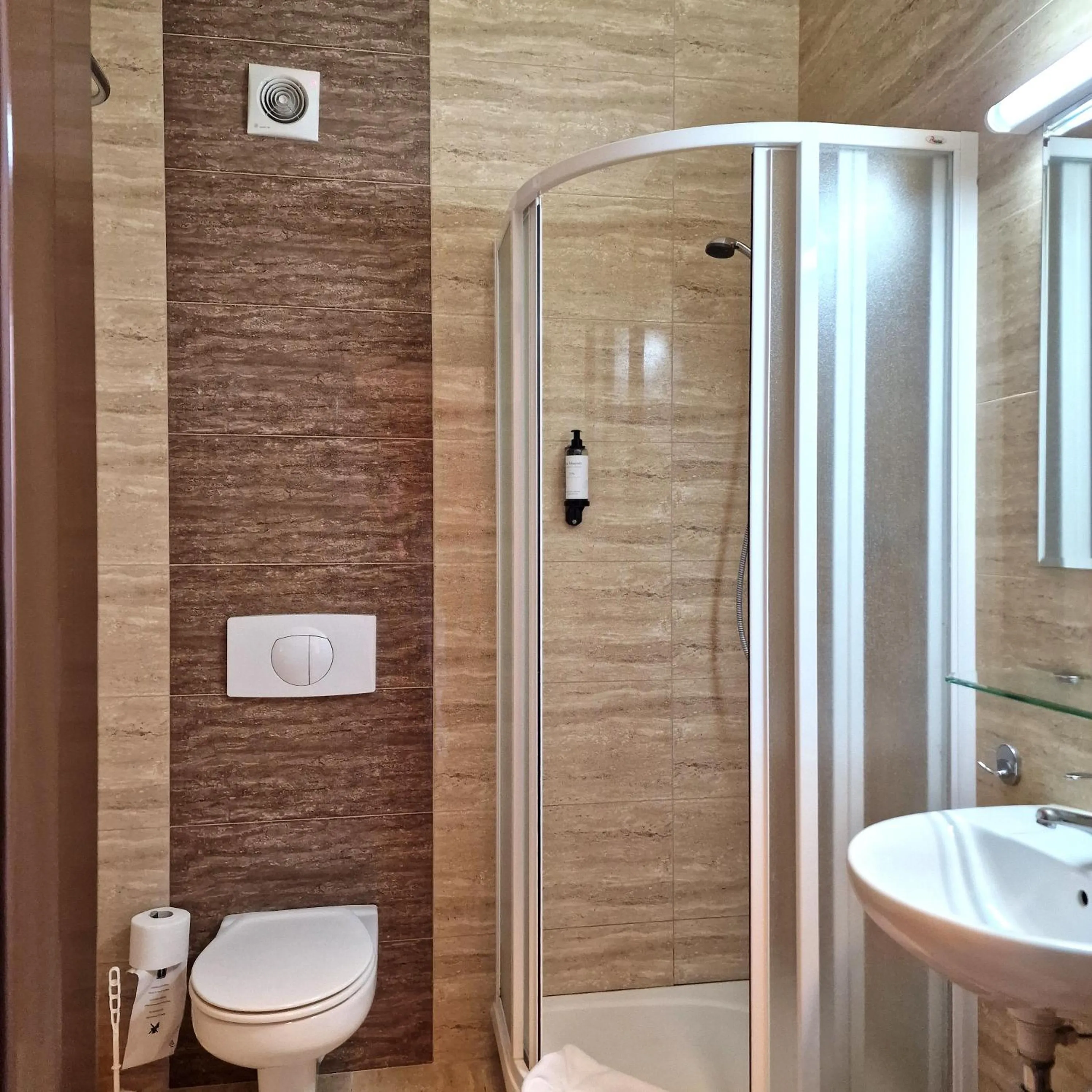 Shower in Hotel Panorama