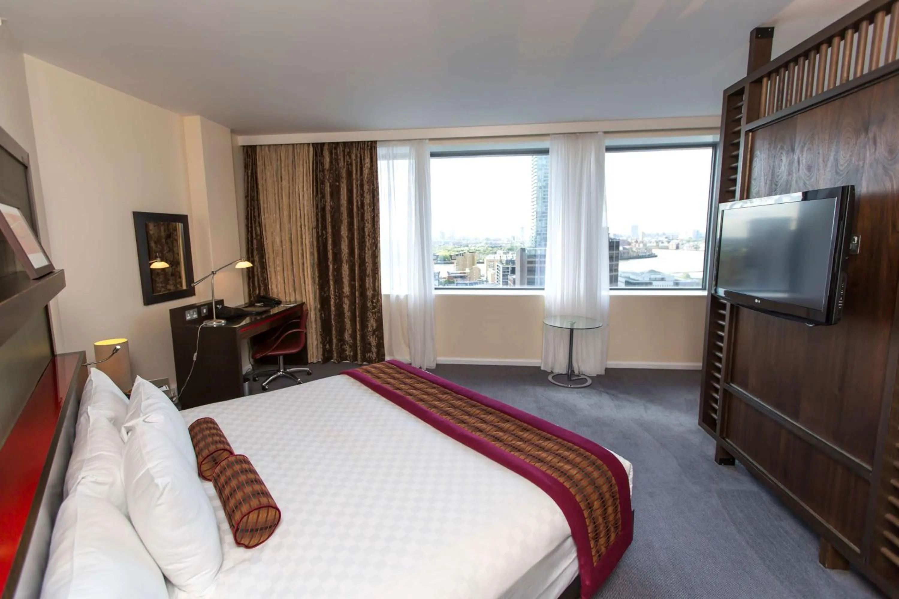 Bed in Hilton London Canary Wharf