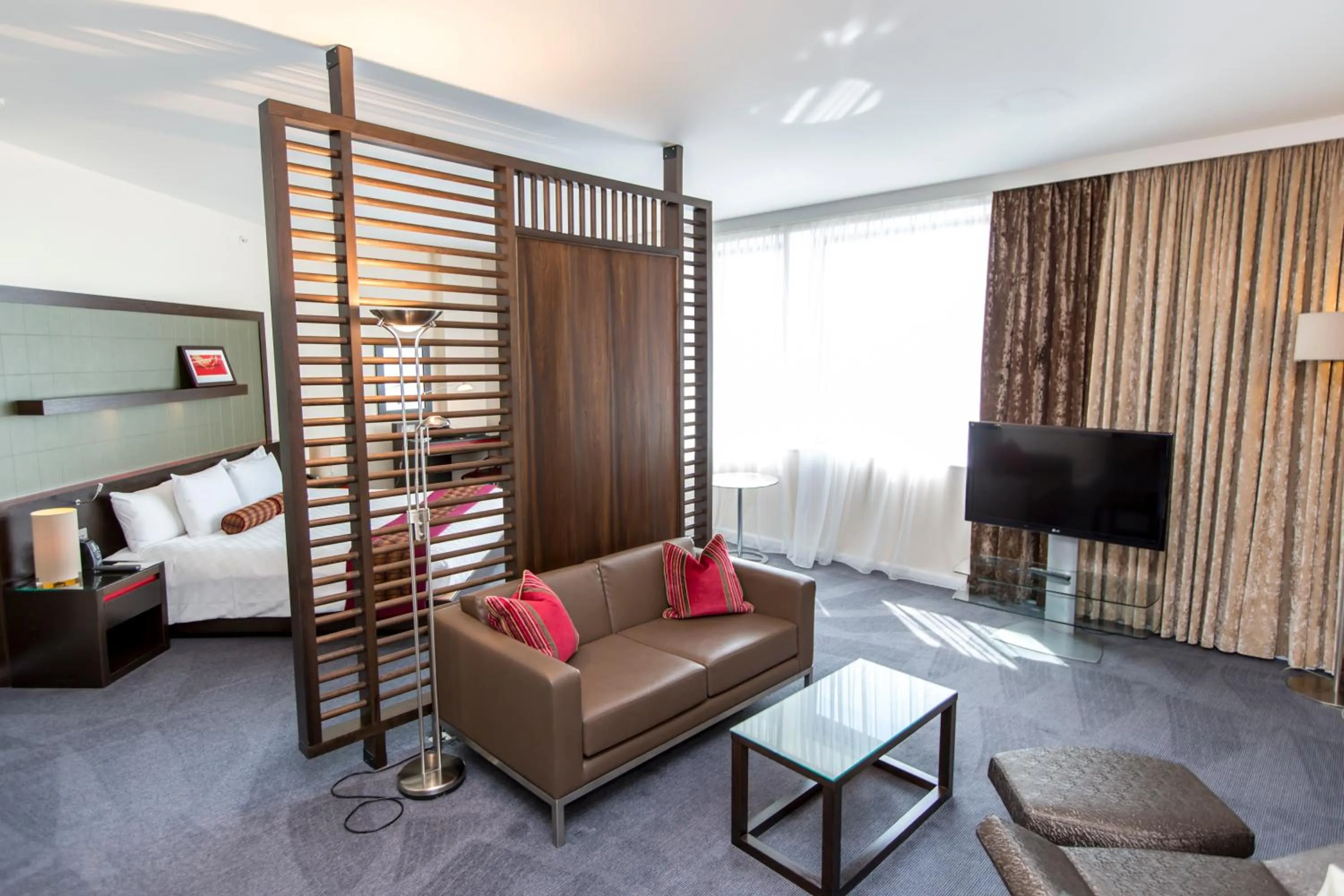 Living room, Bed in Hilton London Canary Wharf