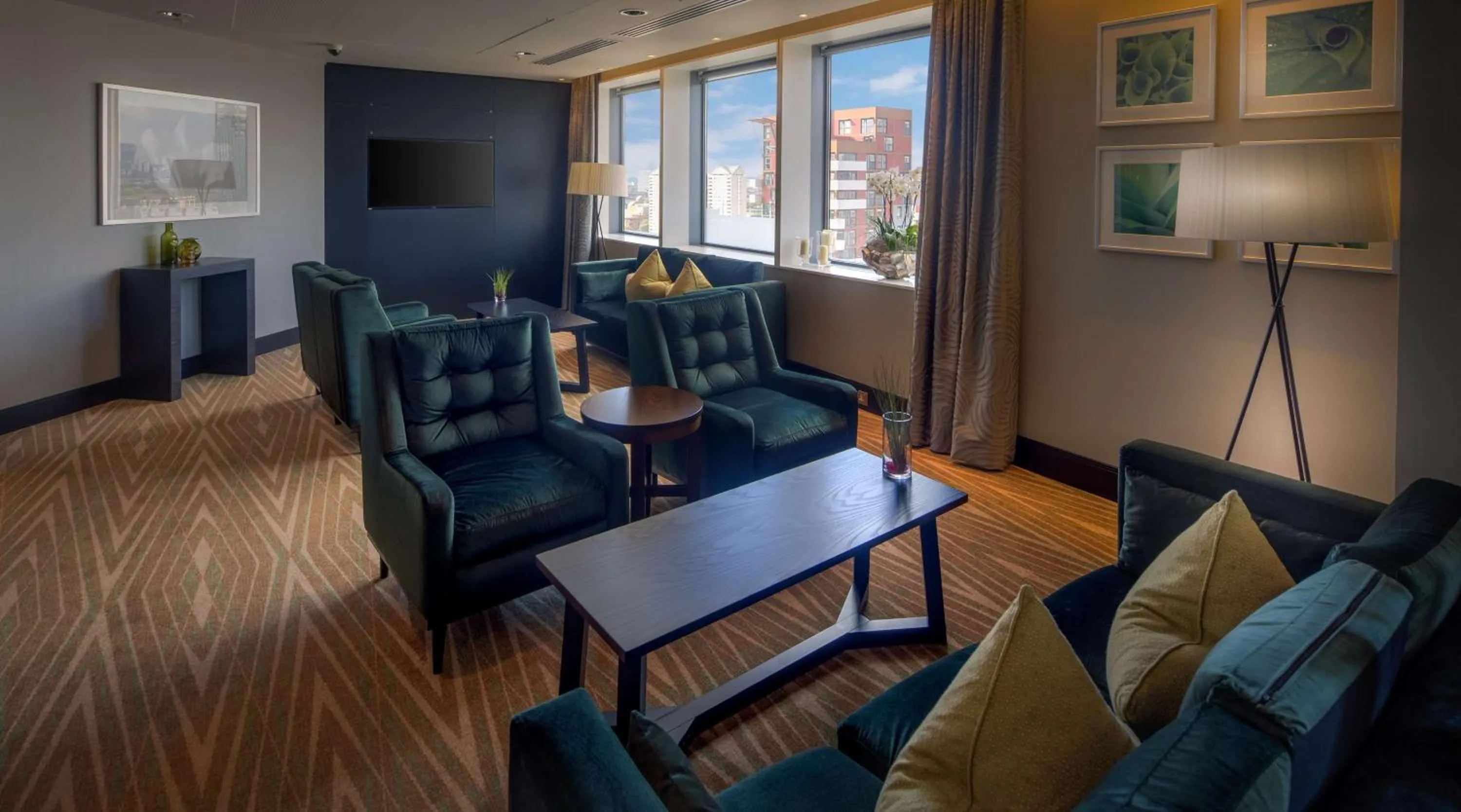 Lounge or bar in Hilton London Canary Wharf