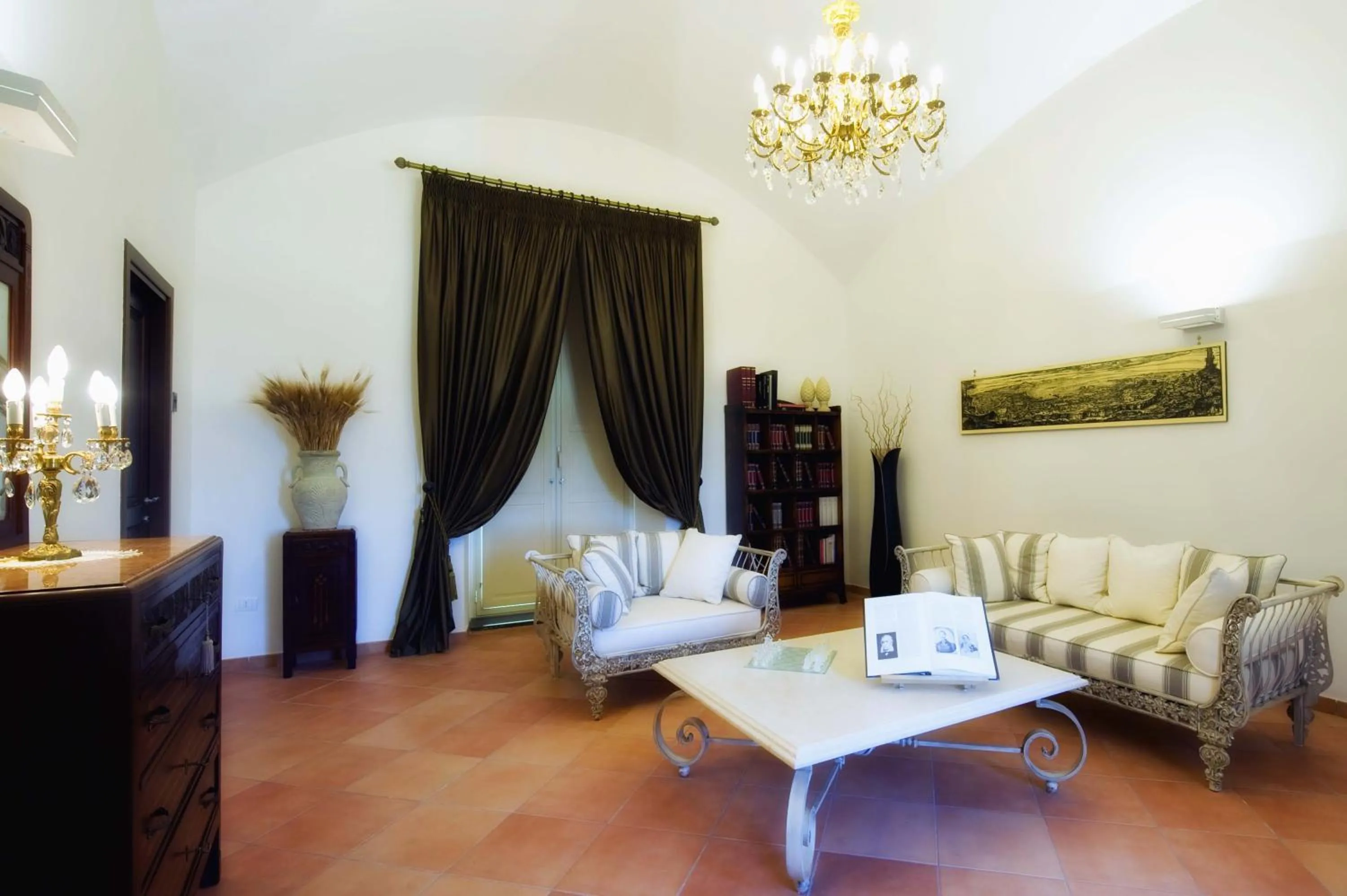 Communal lounge/ TV room in Relais Villa Buonanno