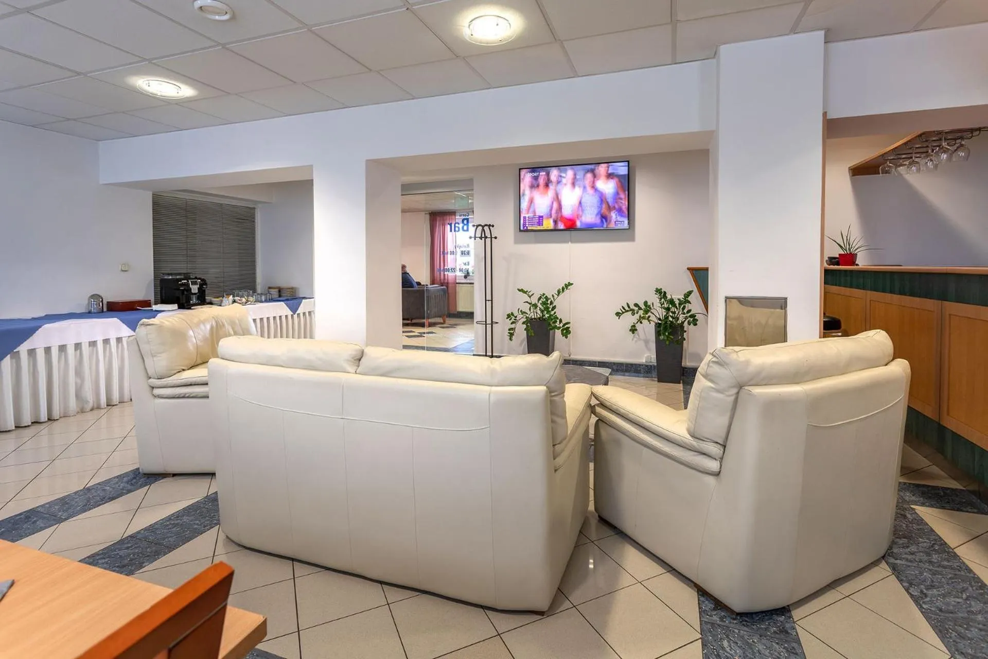 Restaurant/places to eat in Garni G Hotel Žilina