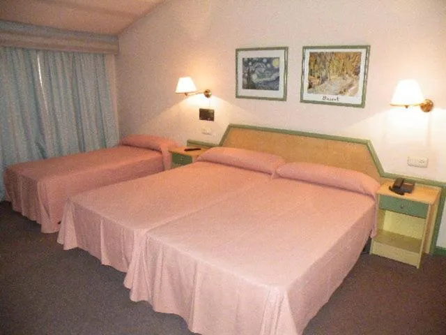 Photo of the whole room, Bed in Puente Romano