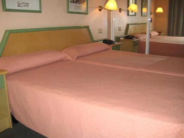 Photo of the whole room, Bed in Puente Romano