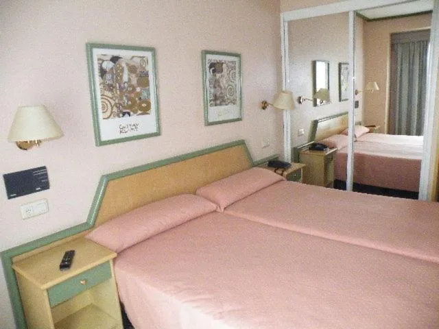 Photo of the whole room, Bed in Puente Romano