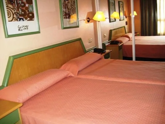 Photo of the whole room, Bed in Puente Romano