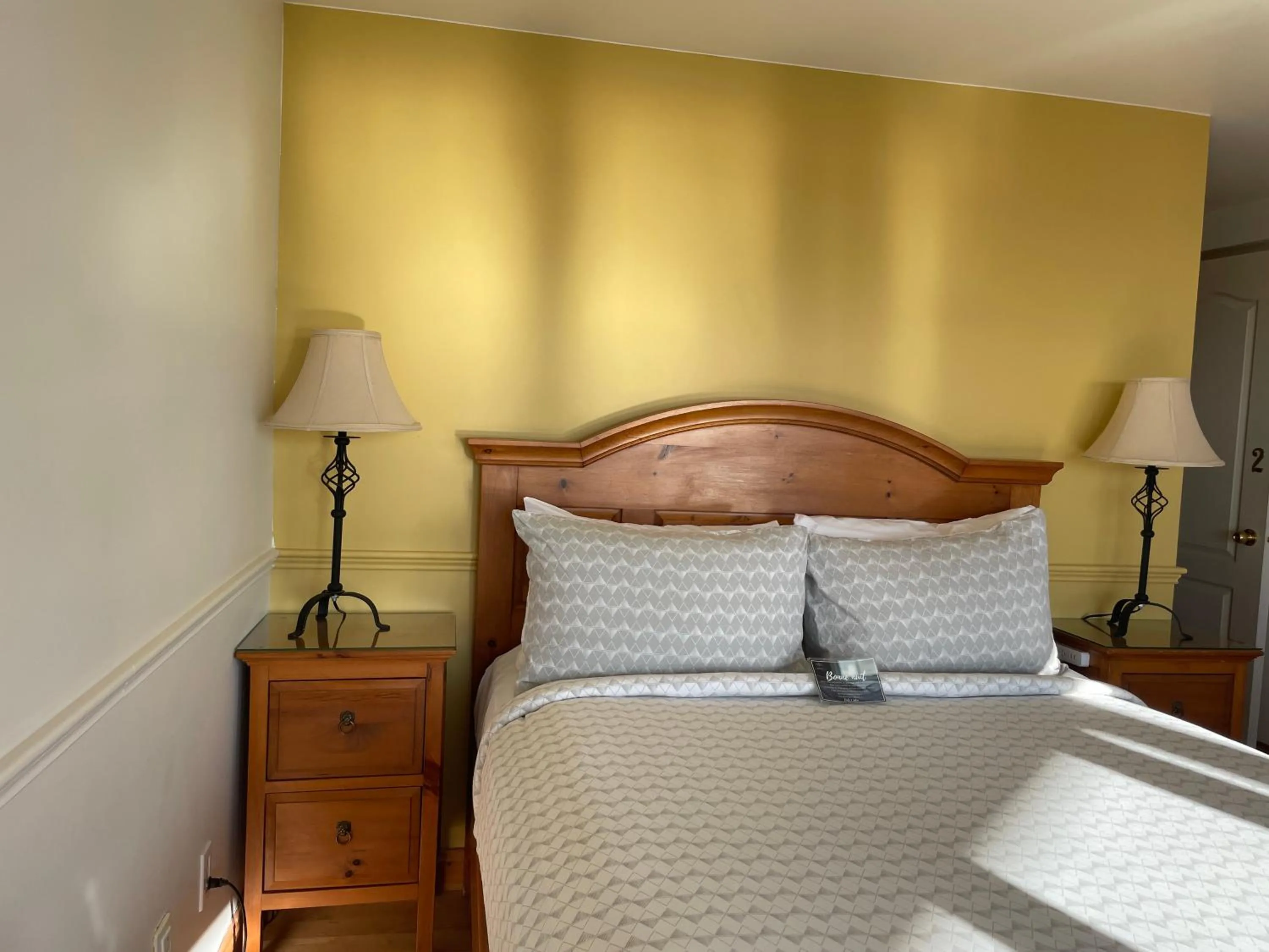 Bedroom, Bed in Auberge Cap aux Corbeaux