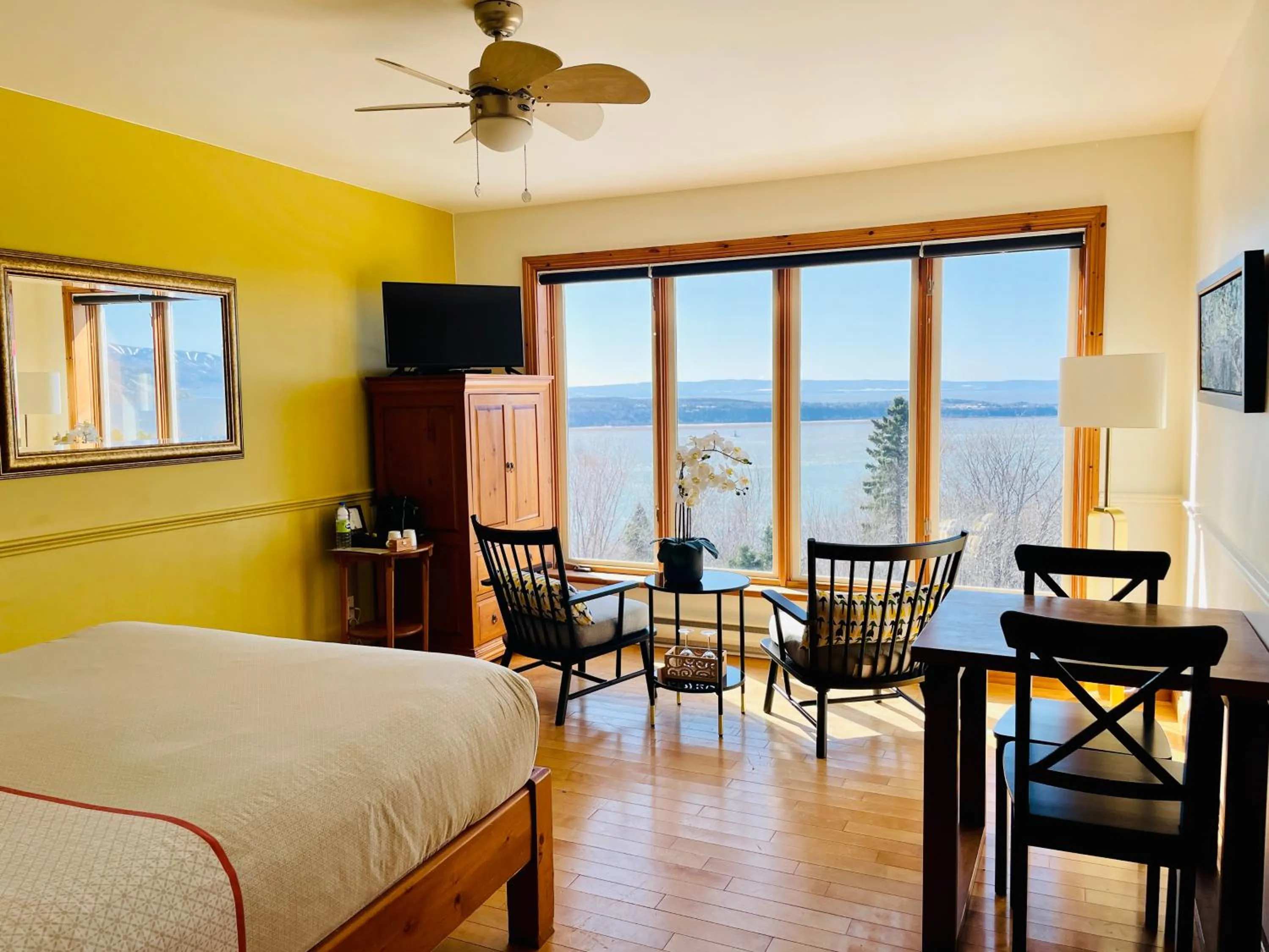 Bed in Auberge Cap aux Corbeaux