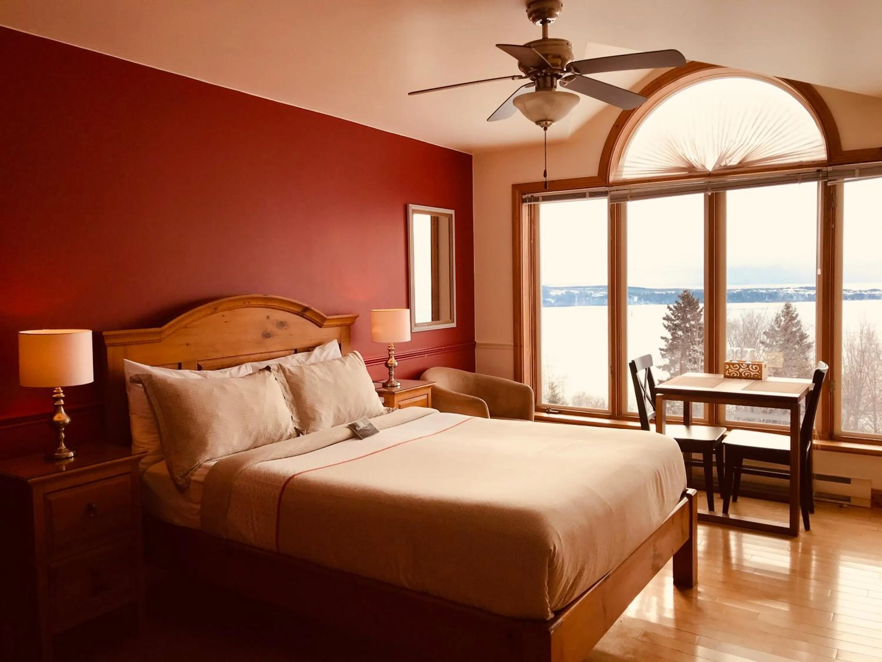 Bedroom, Bed in Auberge Cap aux Corbeaux