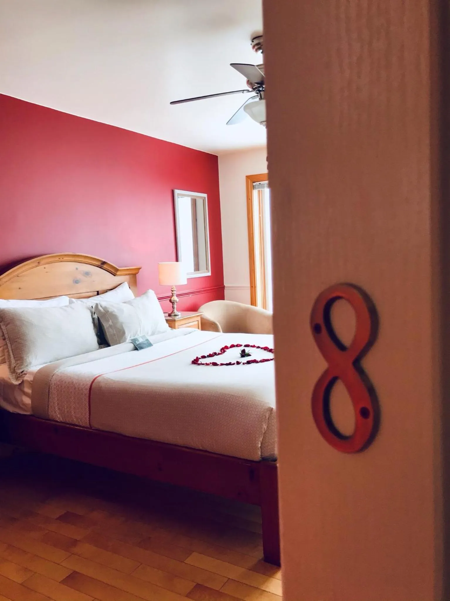 Photo of the whole room, Bed in Auberge Cap aux Corbeaux