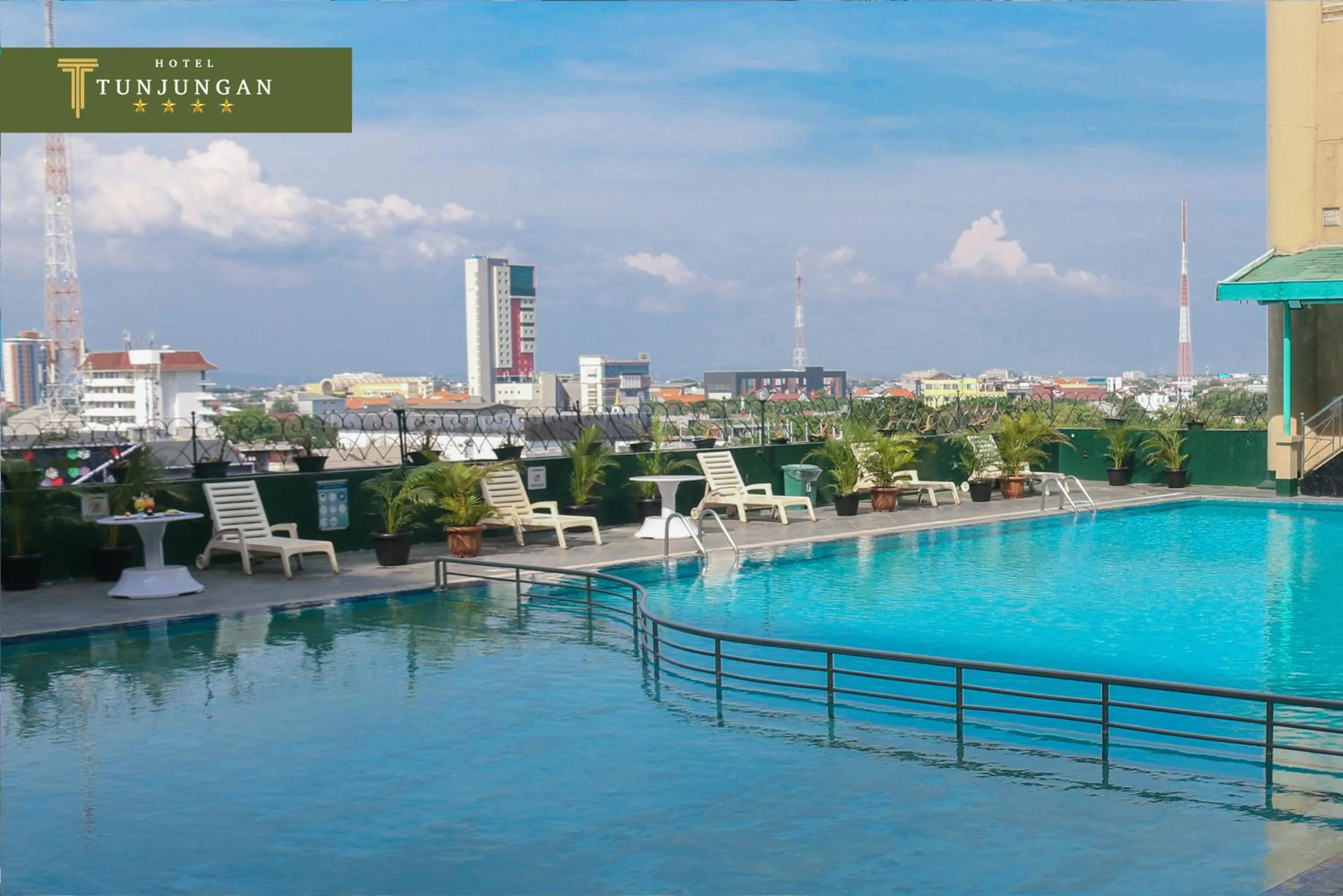 Swimming pool in Tunjungan Hotel