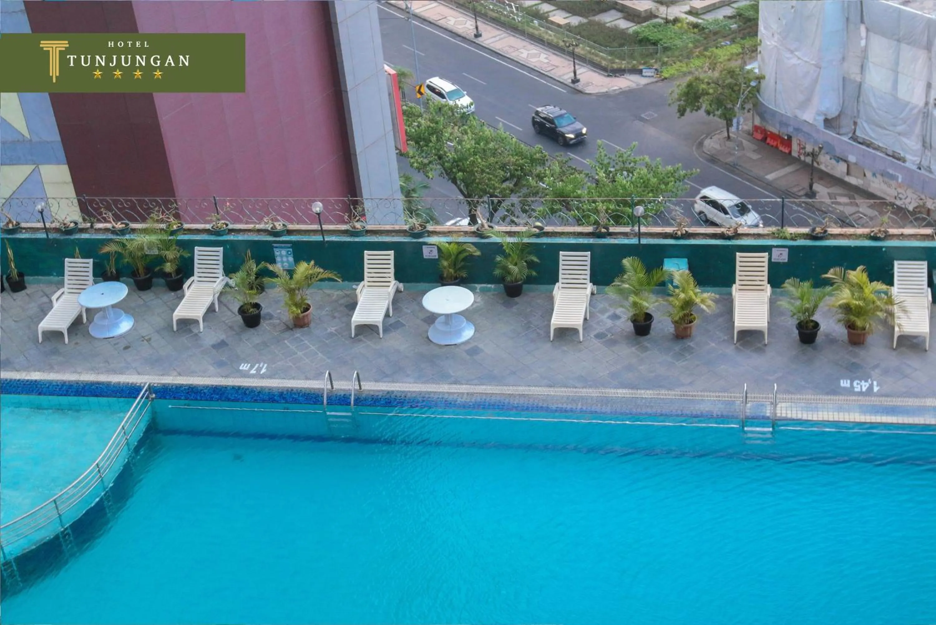 Swimming pool in Tunjungan Hotel