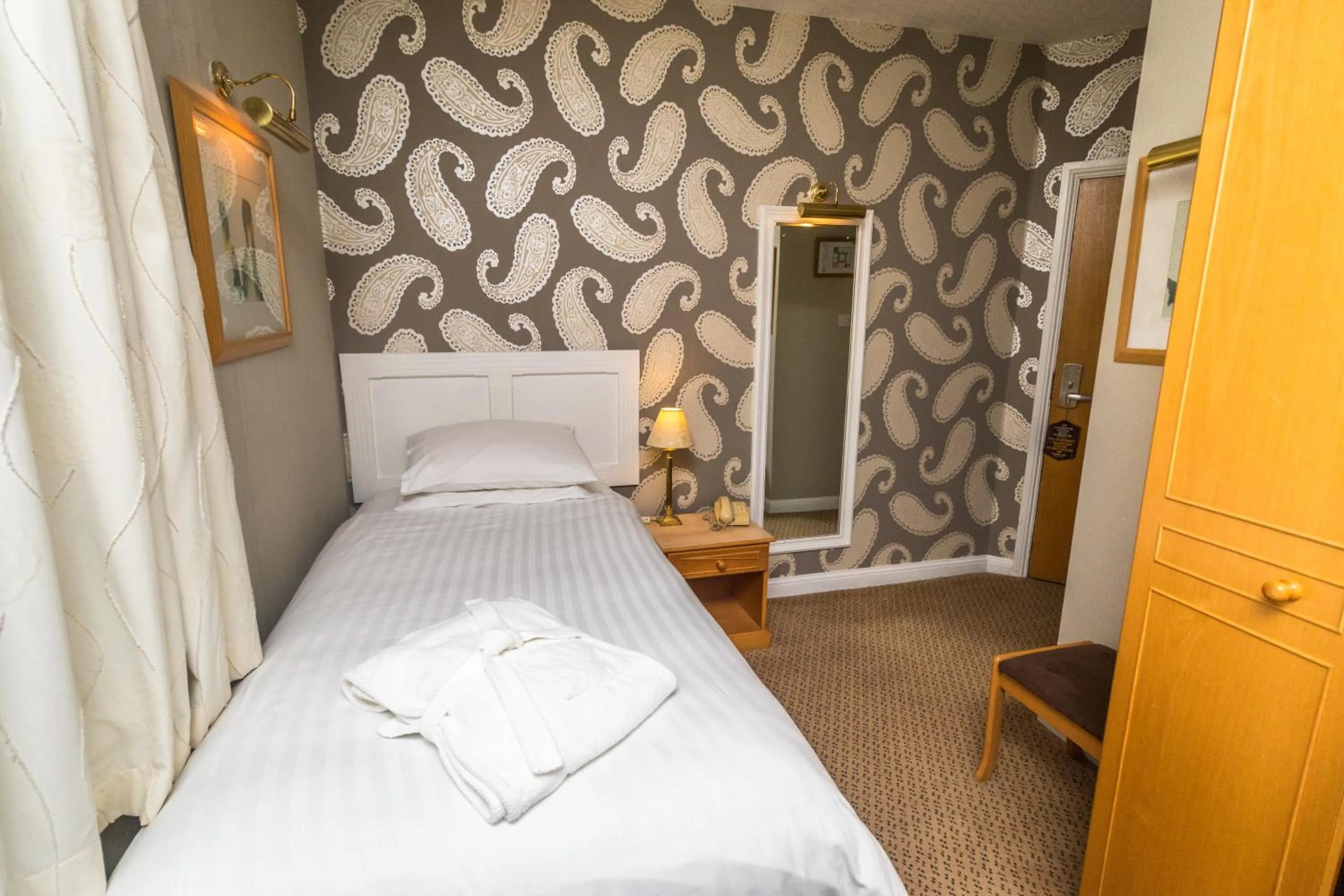 Bed in Washington Central Hotel and Sleepwell Inn