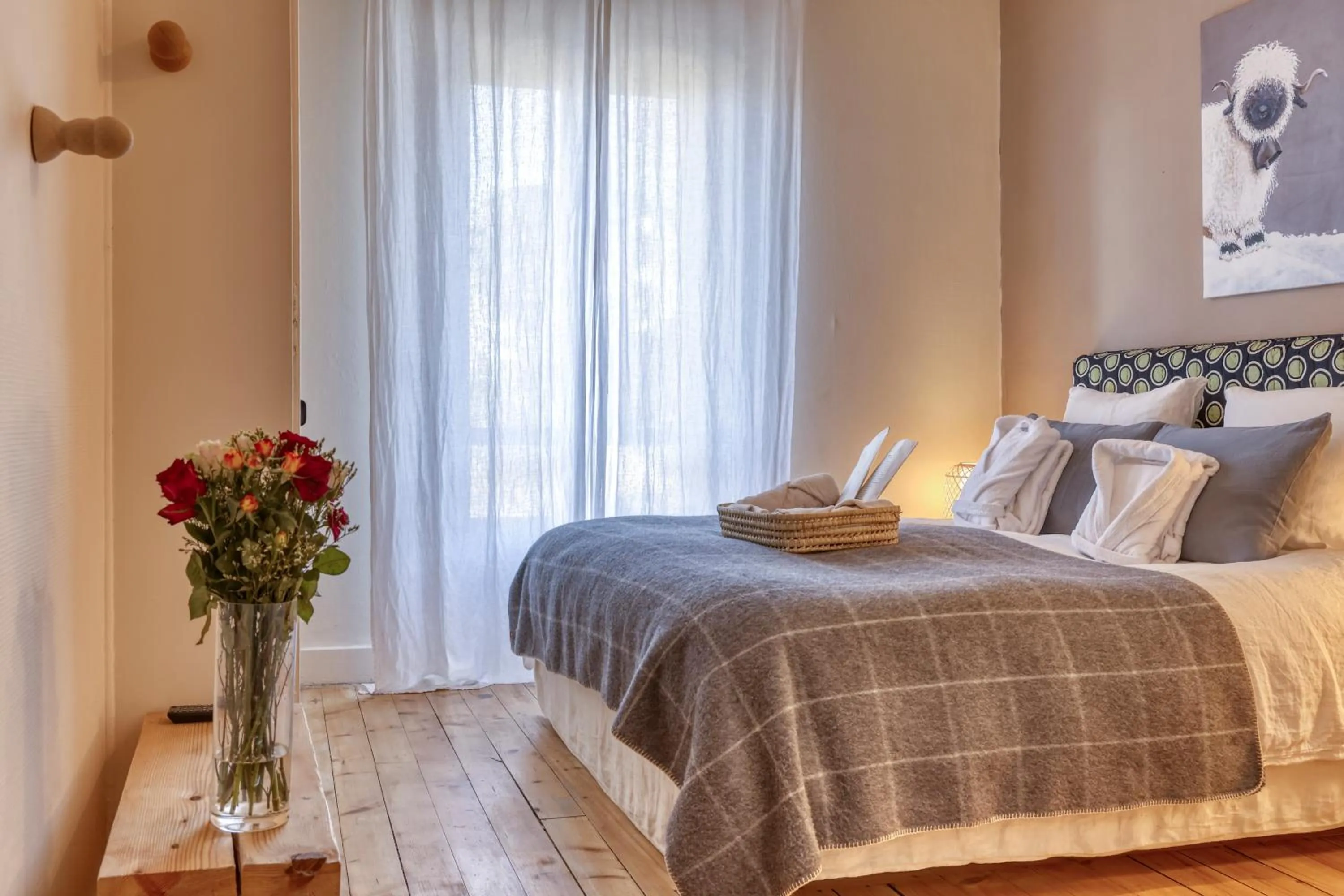 Mountain view, Bed in La Féline Blanche Adult Only