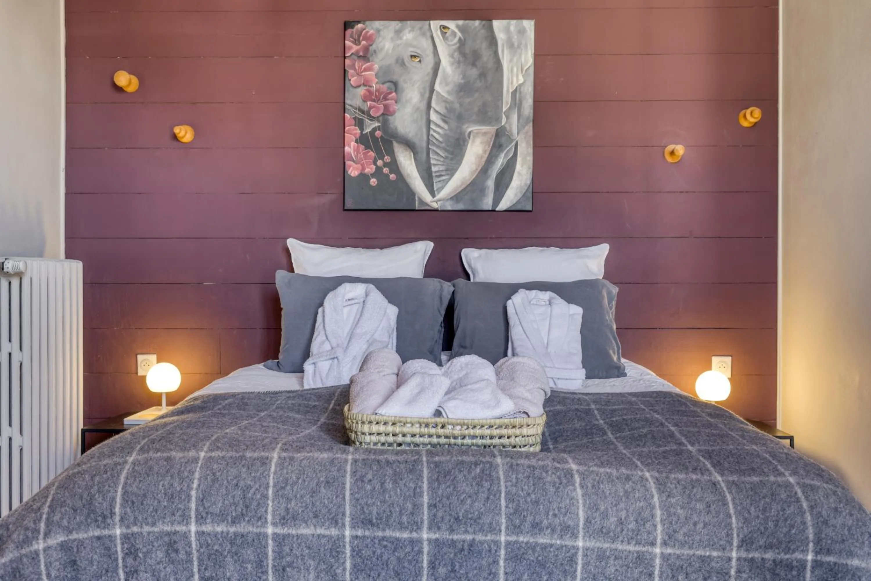 Bed in La Féline Blanche Adult Only