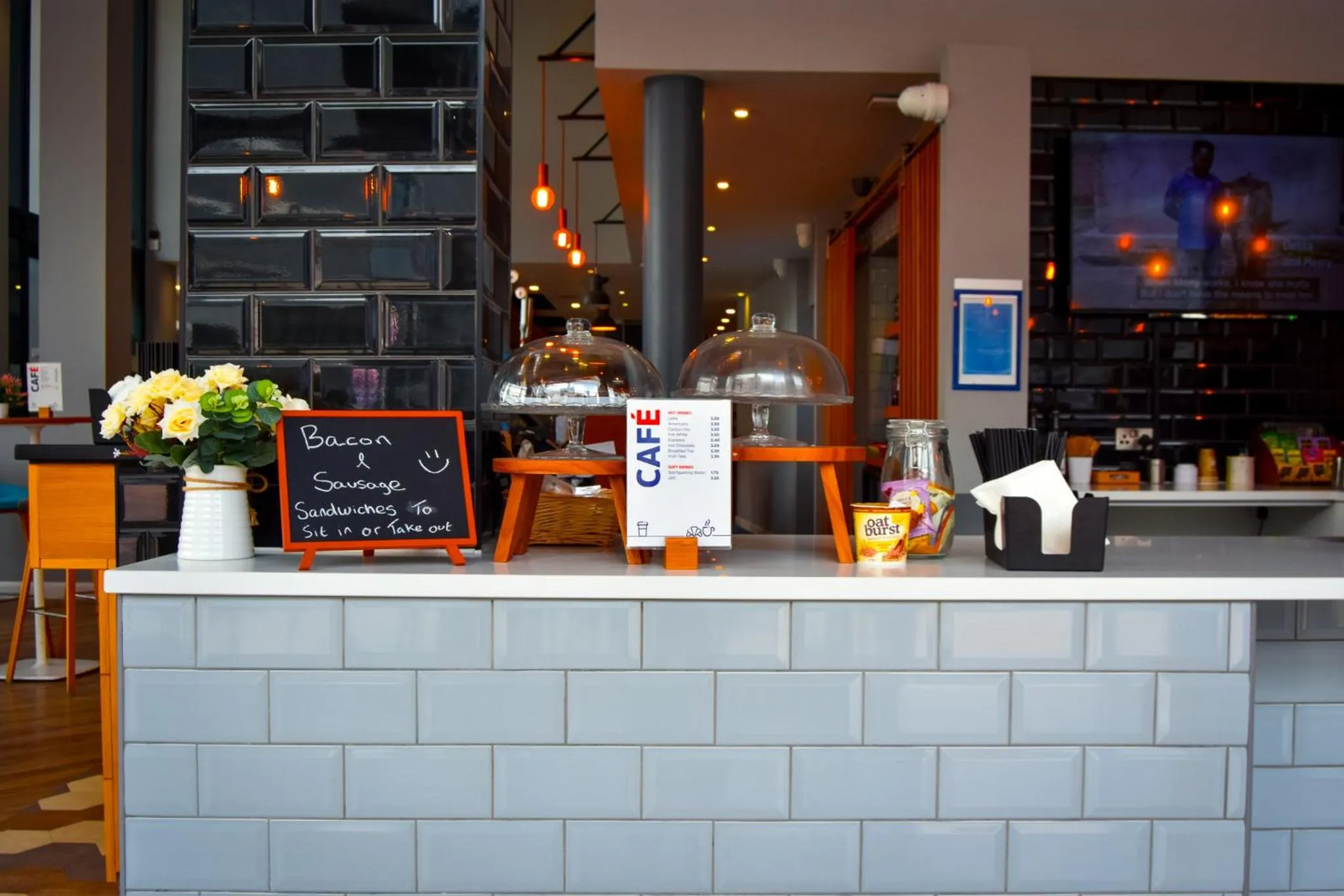 Lounge or bar in Holiday Inn Express Leeds City Centre - Armouries by IHG