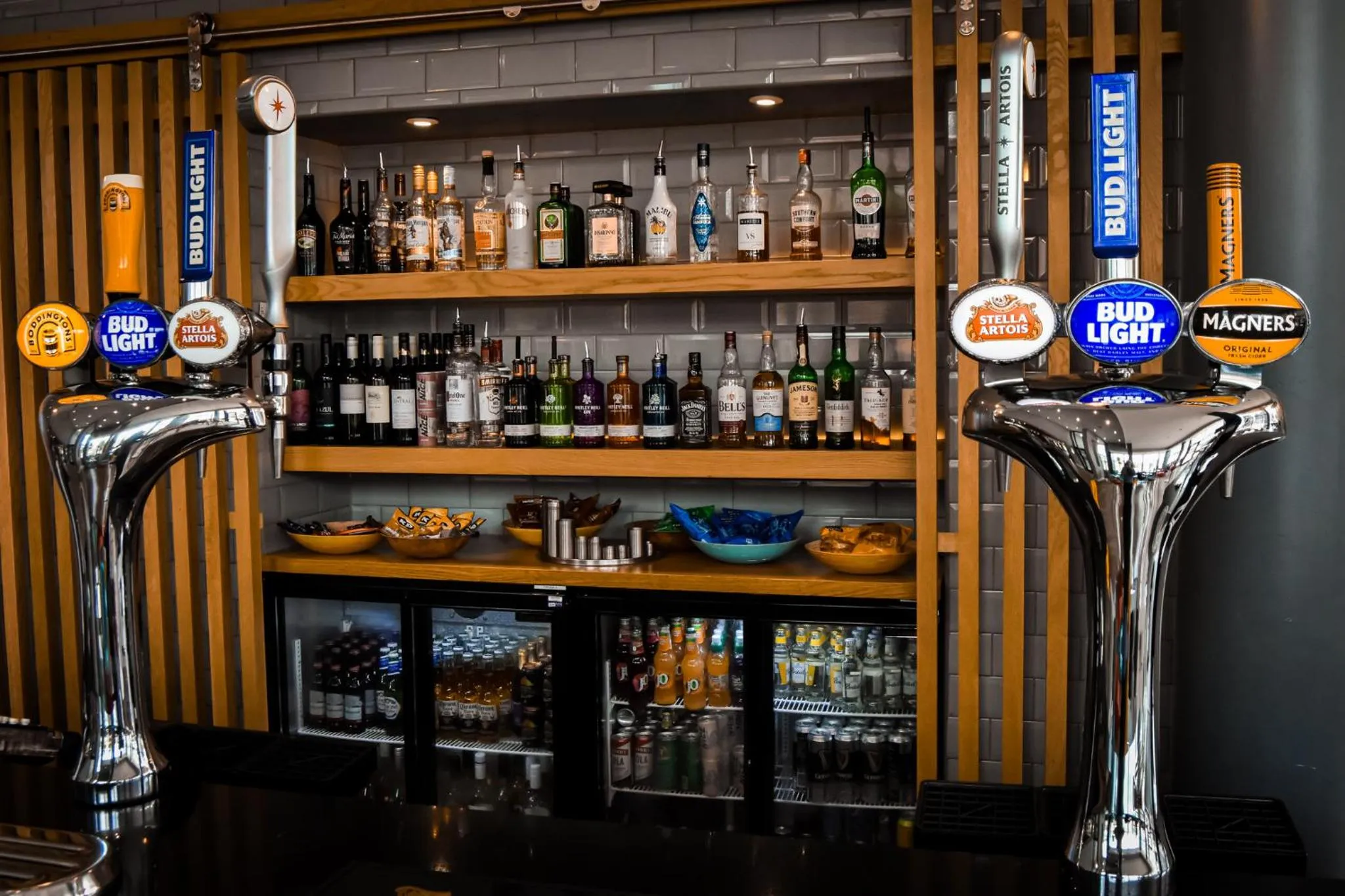 Lounge or bar in Holiday Inn Express Leeds City Centre - Armouries by IHG