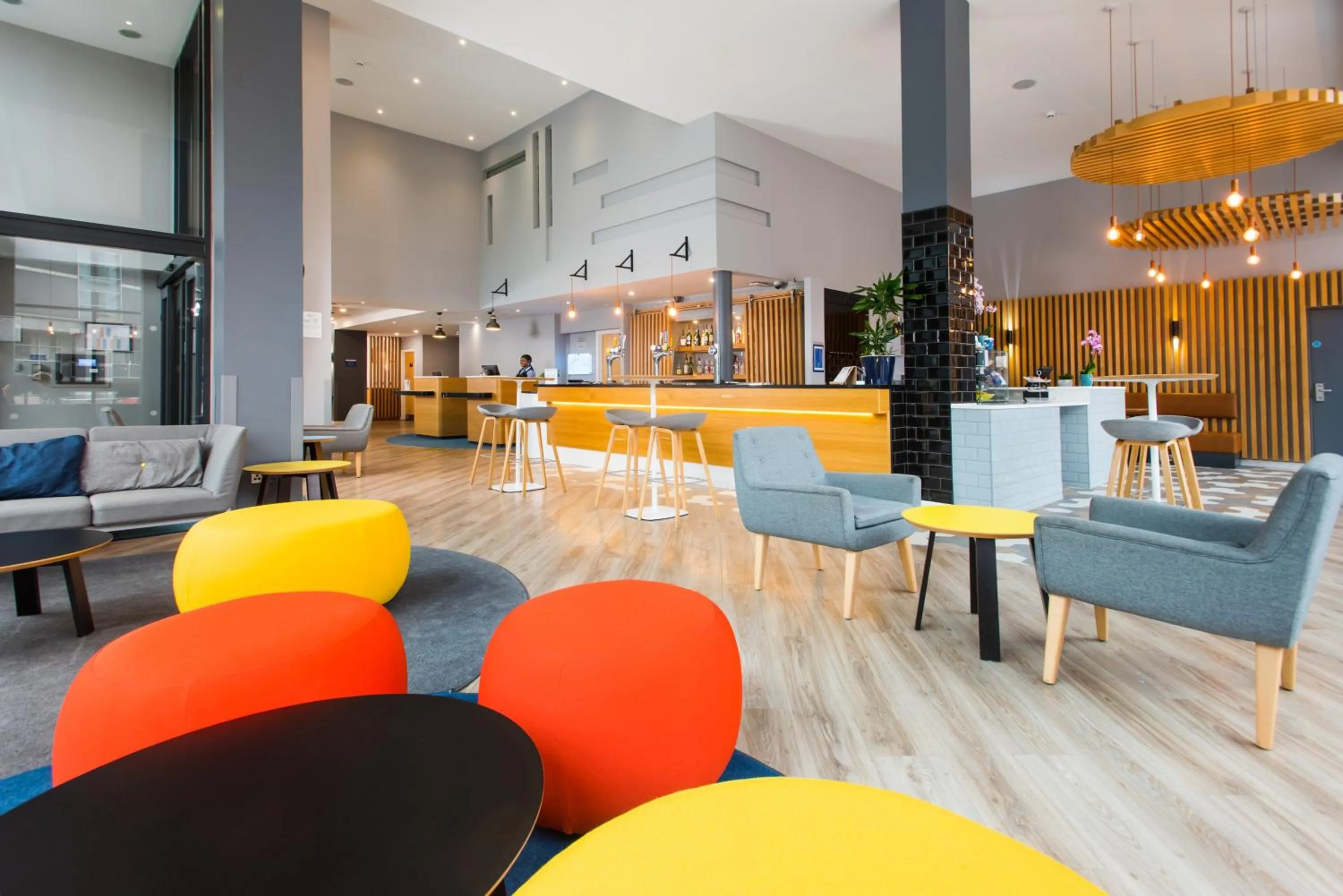 Lounge or bar in Holiday Inn Express Leeds City Centre - Armouries by IHG