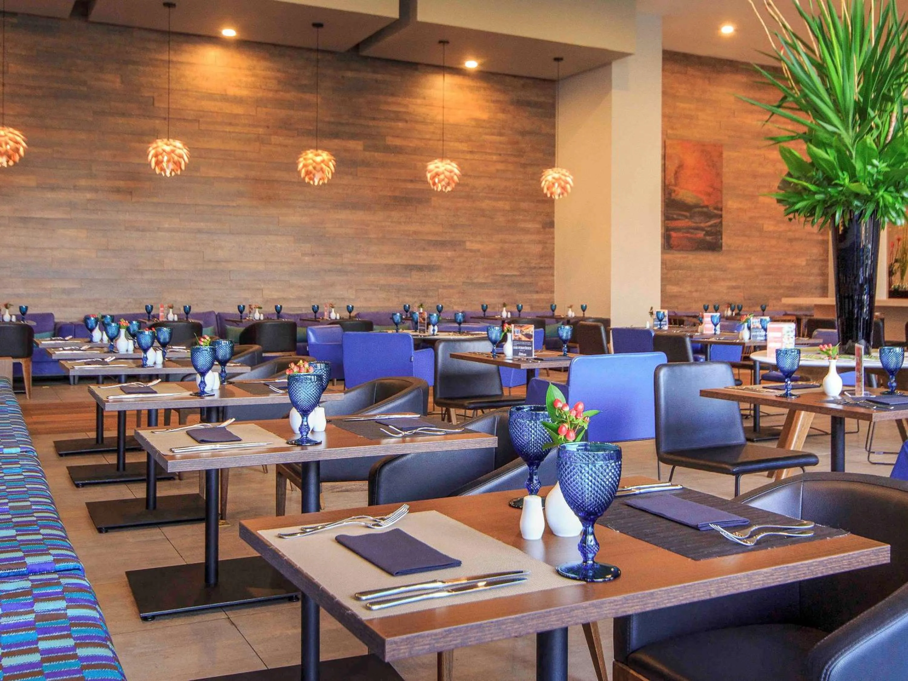 Restaurant/places to eat in Novotel Medellin El Tesoro