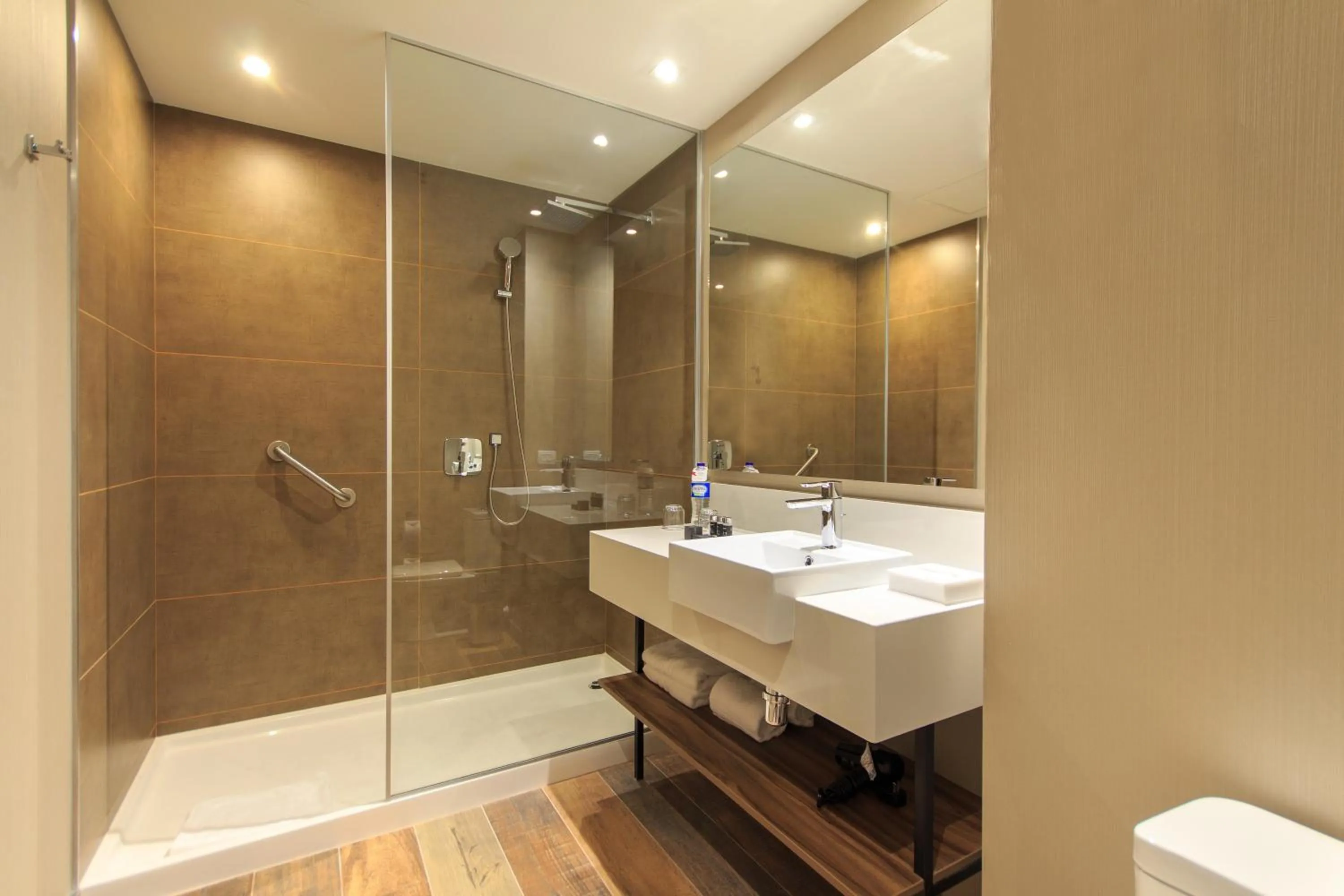 Shower in Novotel Medellin El Tesoro