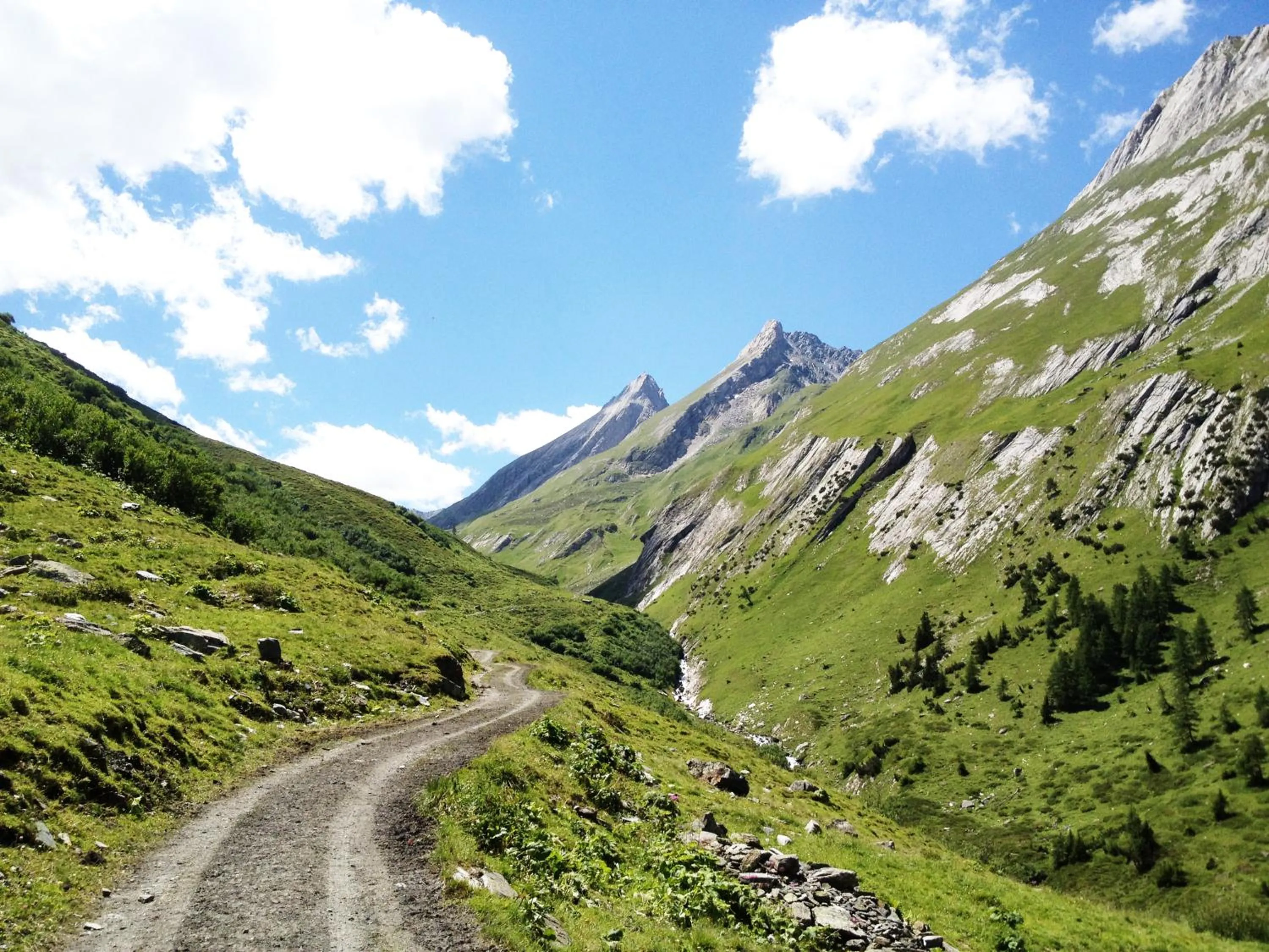 Hiking in Montagne Alternative
