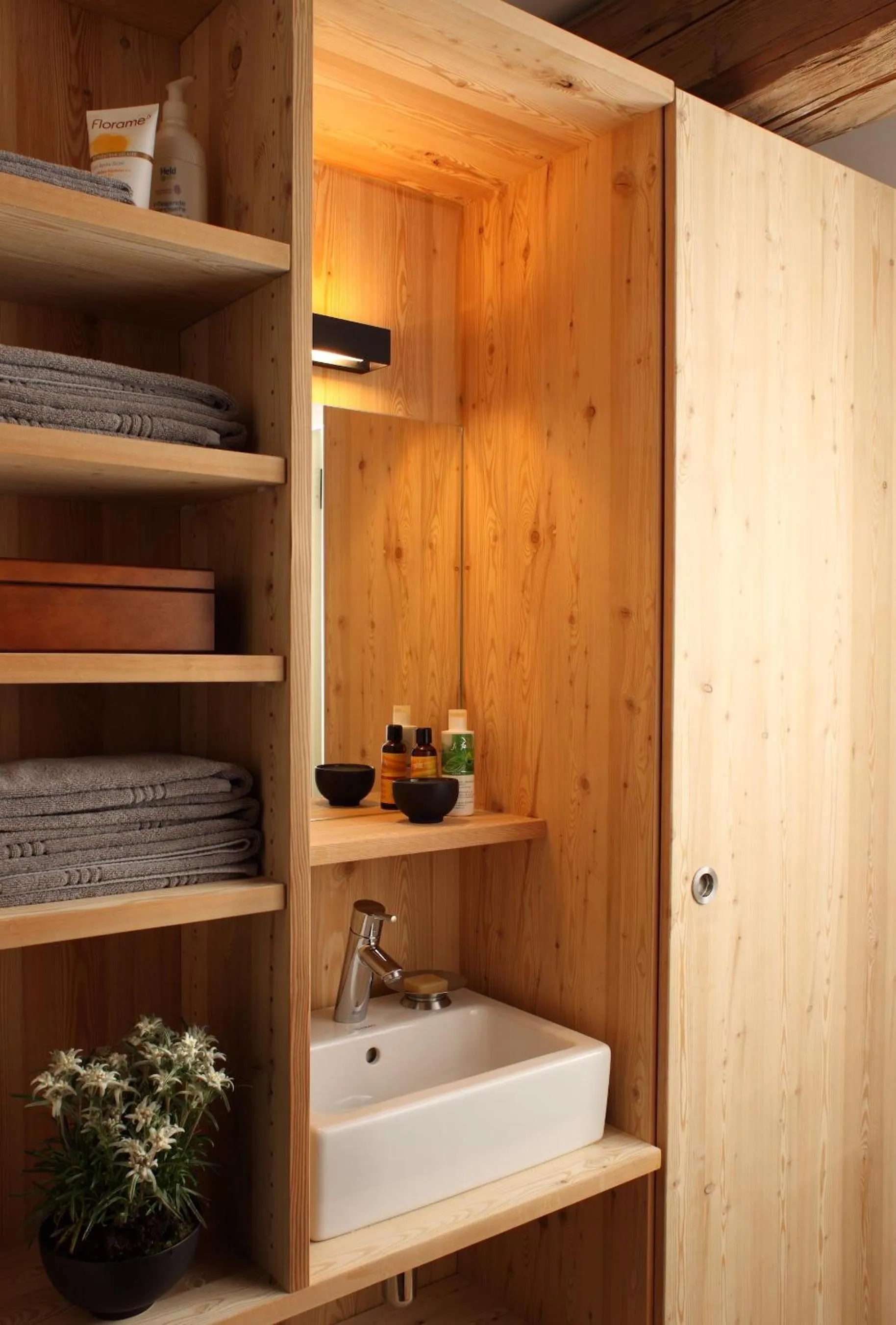 Decorative detail in Montagne Alternative