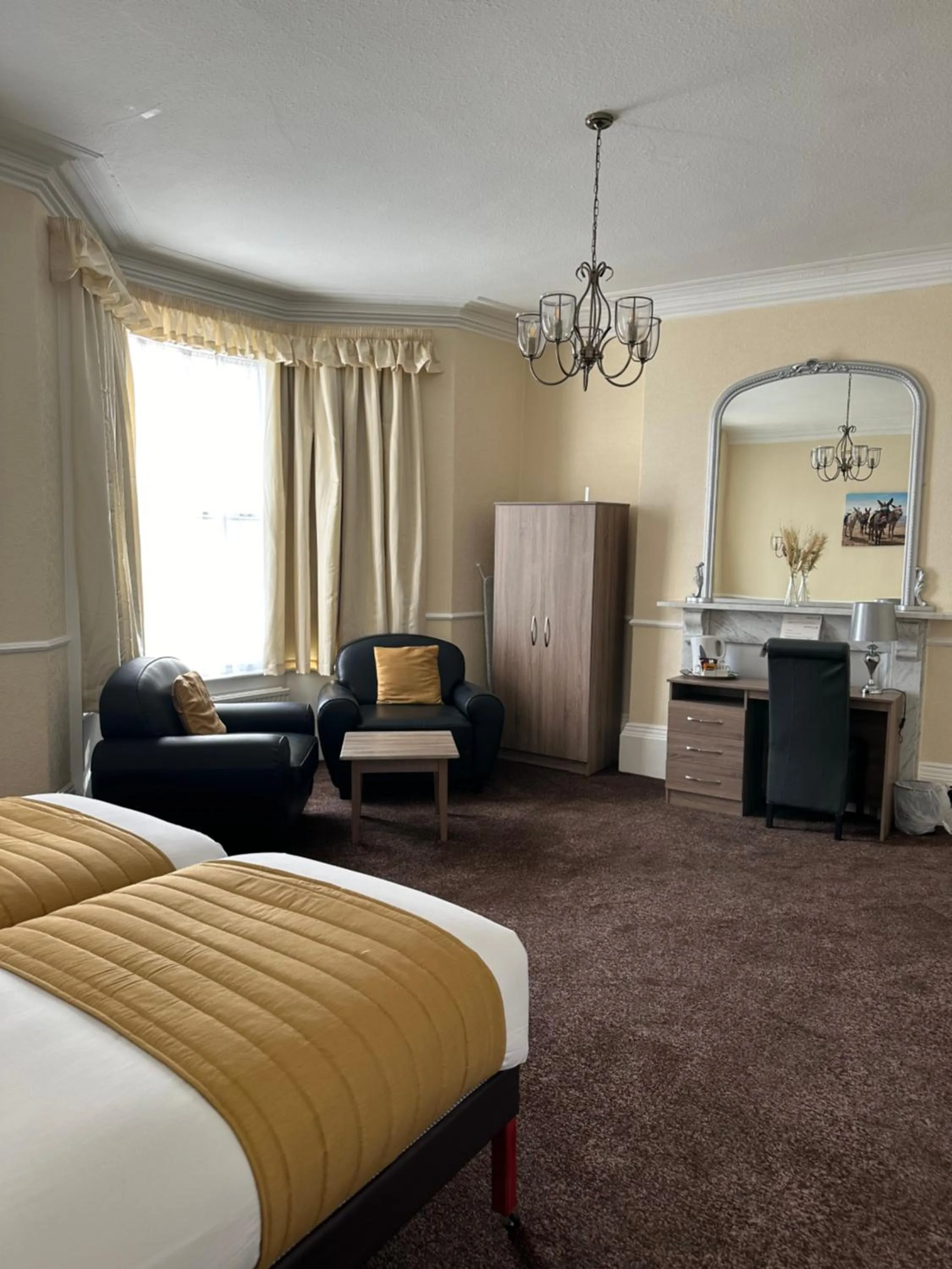 Bedroom, Bed in Clifton Hotel