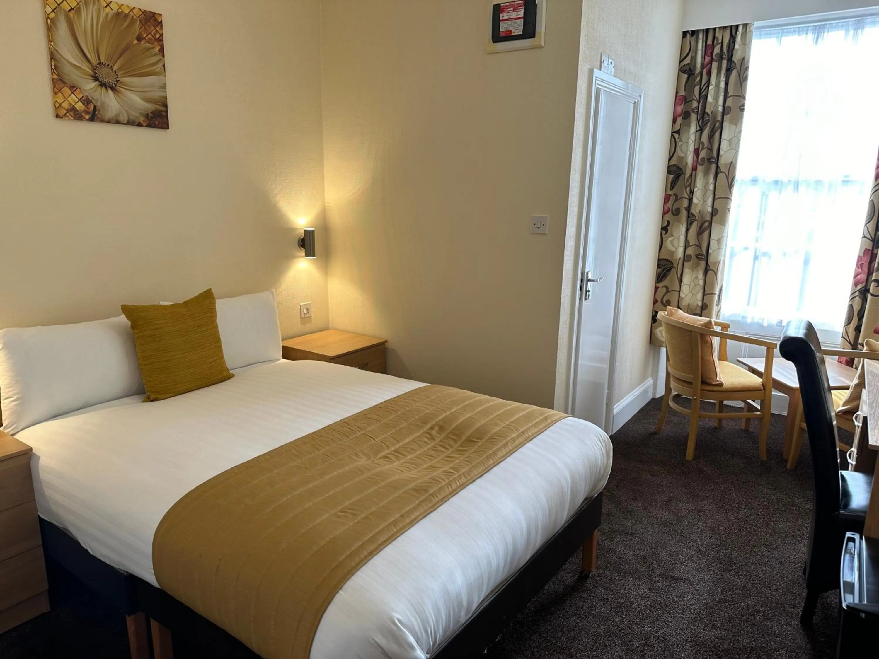 Bedroom, Bed in Clifton Hotel