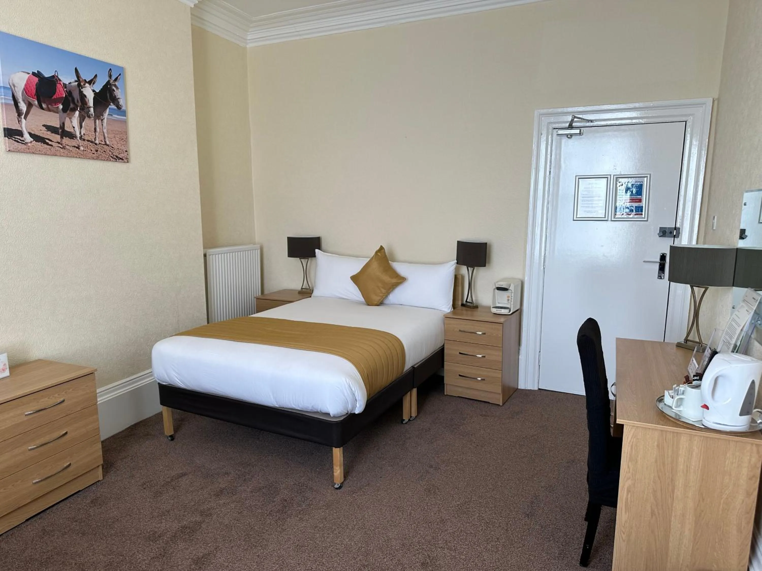 Bedroom, Bed in Clifton Hotel