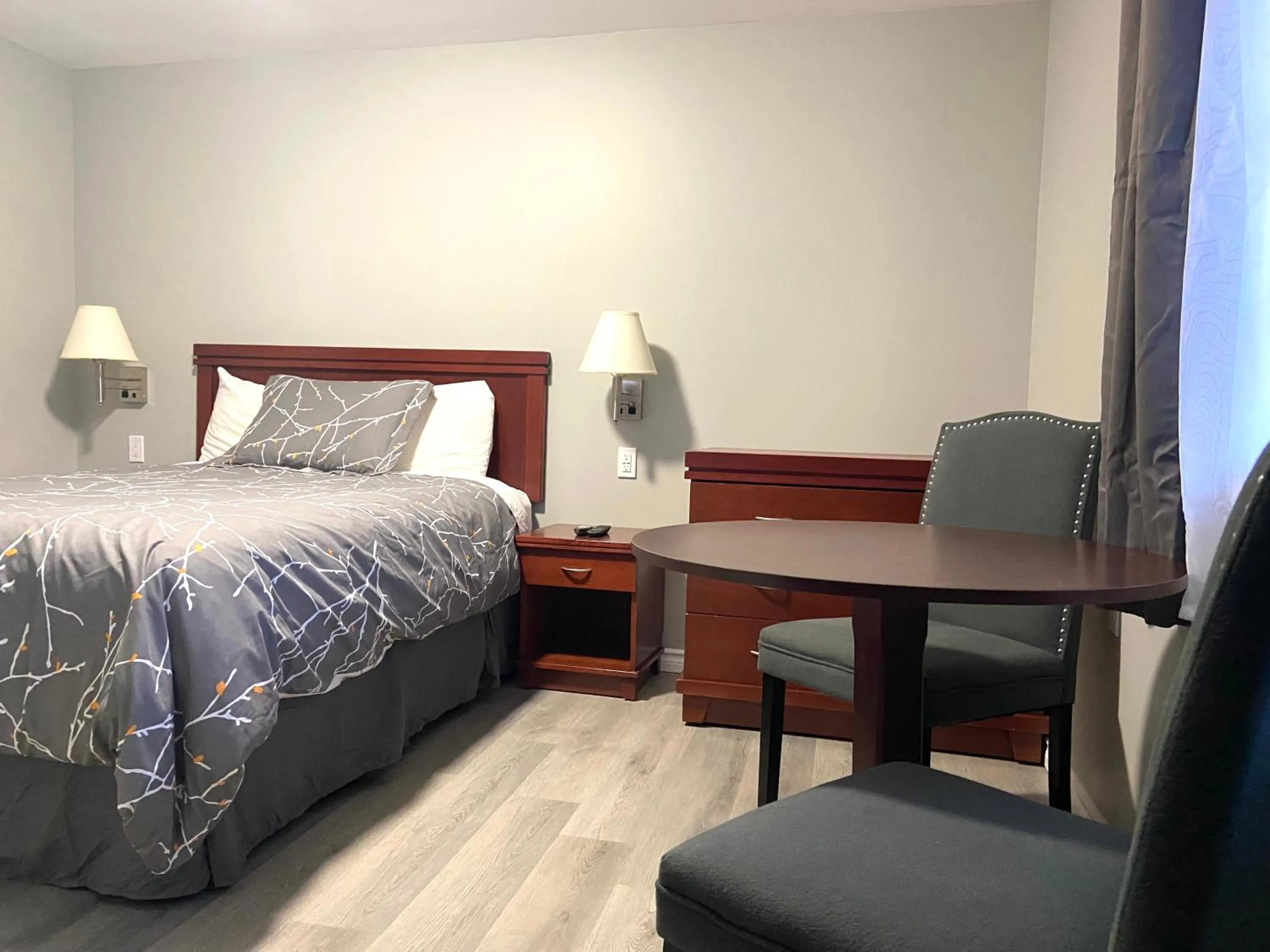 Photo of the whole room, Bed in Lakeshore Suites