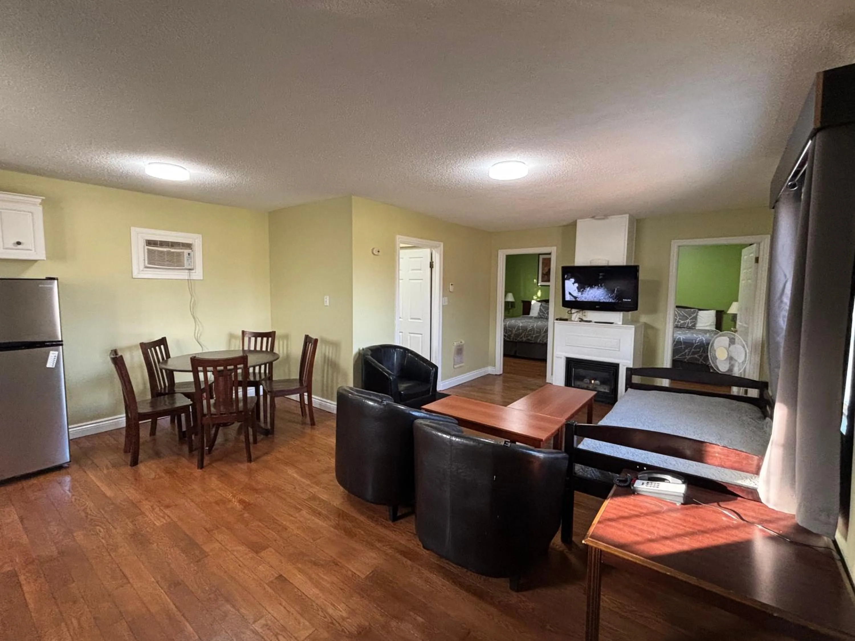 TV and multimedia in Lakeshore Suites