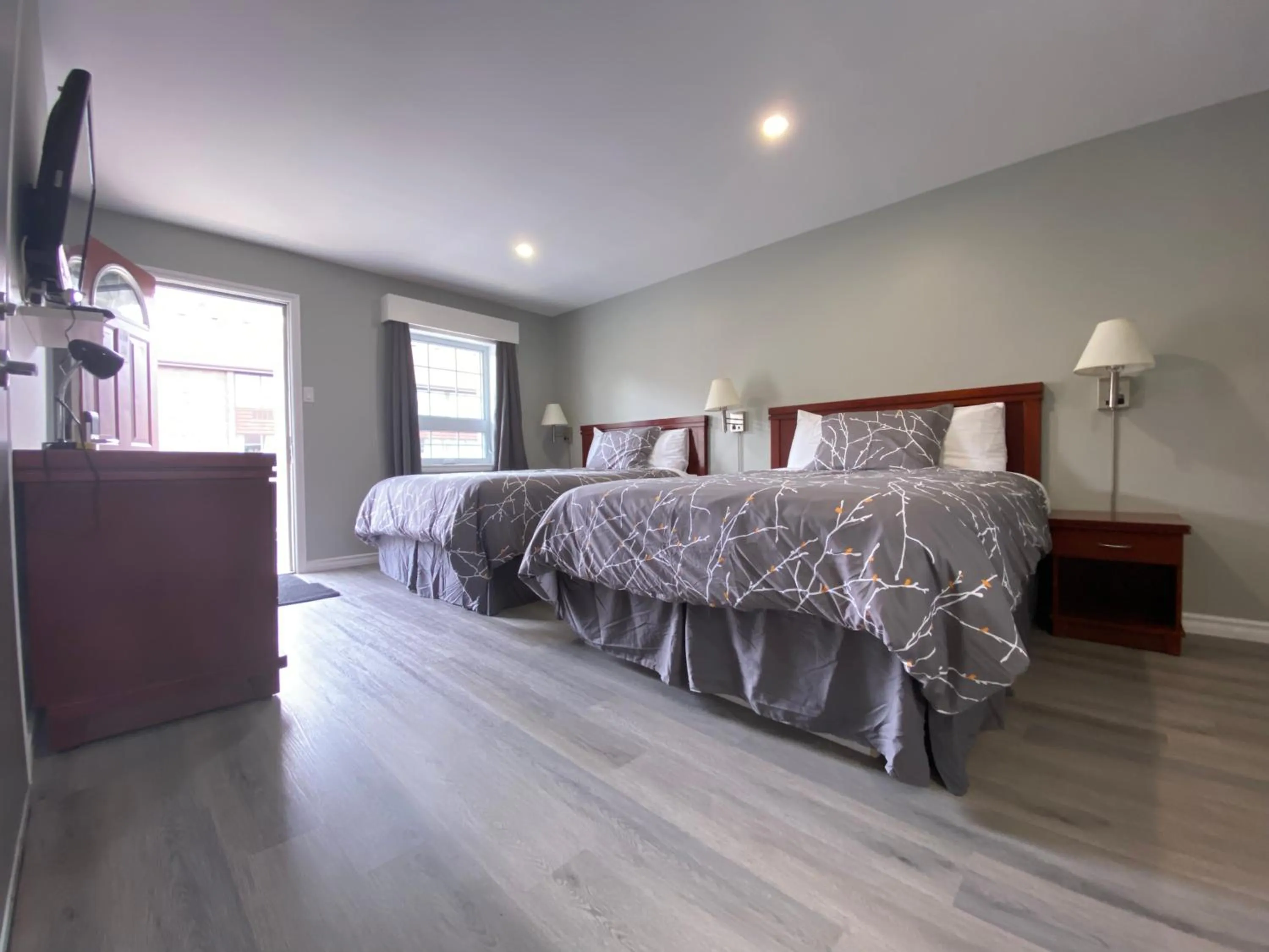 Photo of the whole room, Bed in Lakeshore Suites