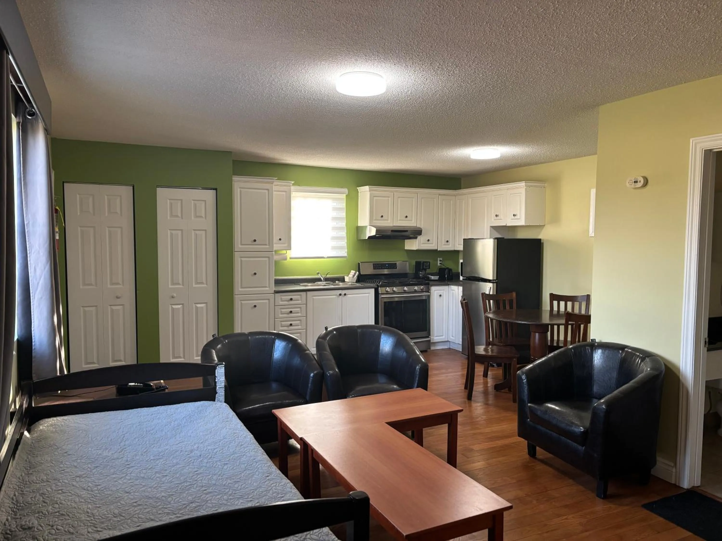 Kitchen or kitchenette in Lakeshore Suites
