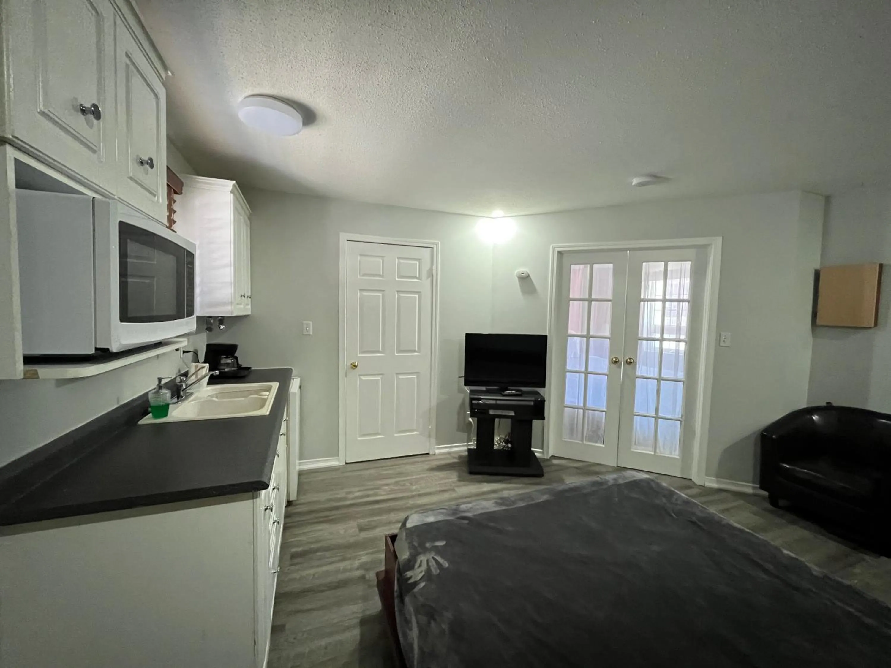 TV and multimedia, Bed in Lakeshore Suites