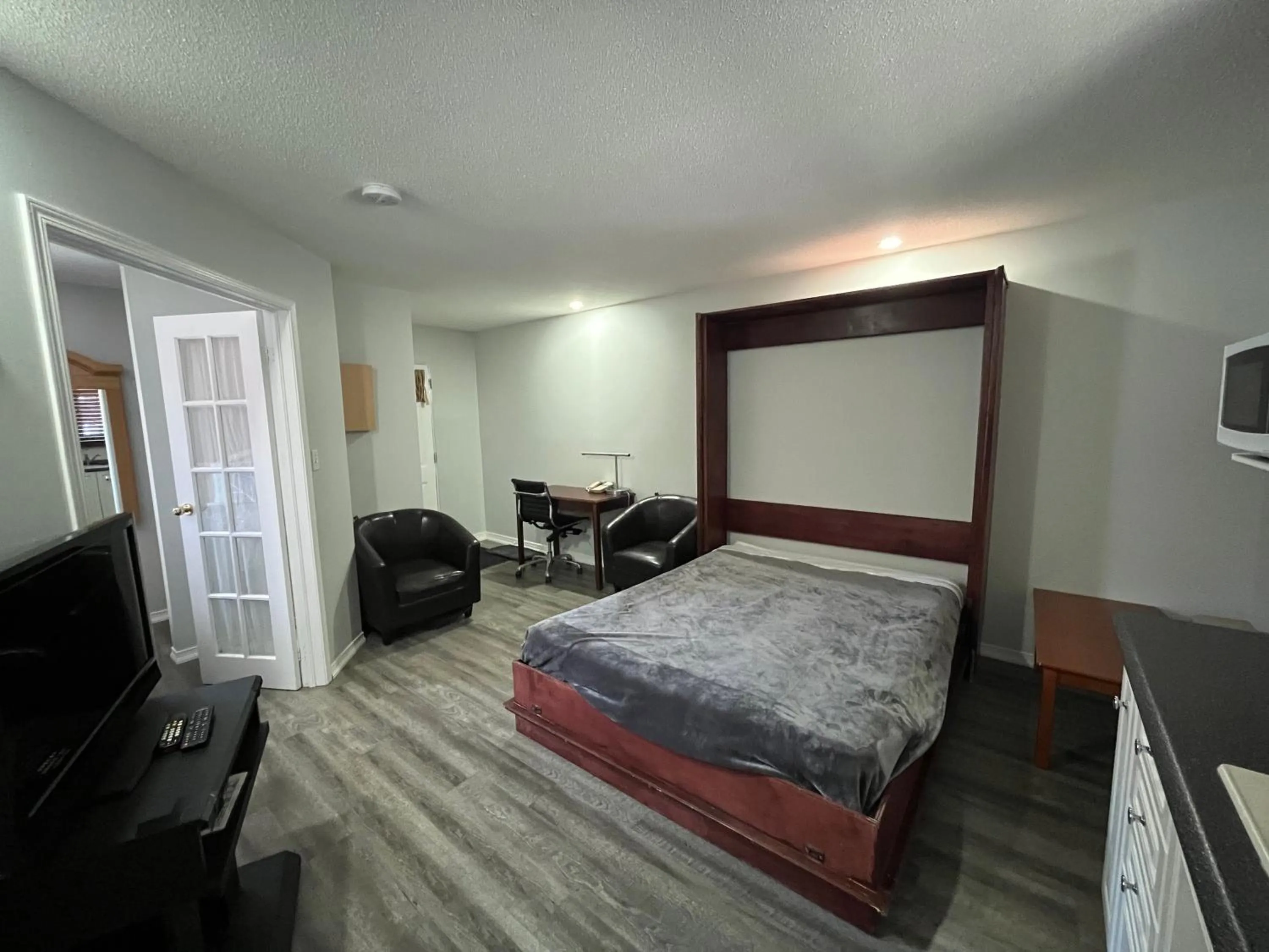 Living room, Bed in Lakeshore Suites