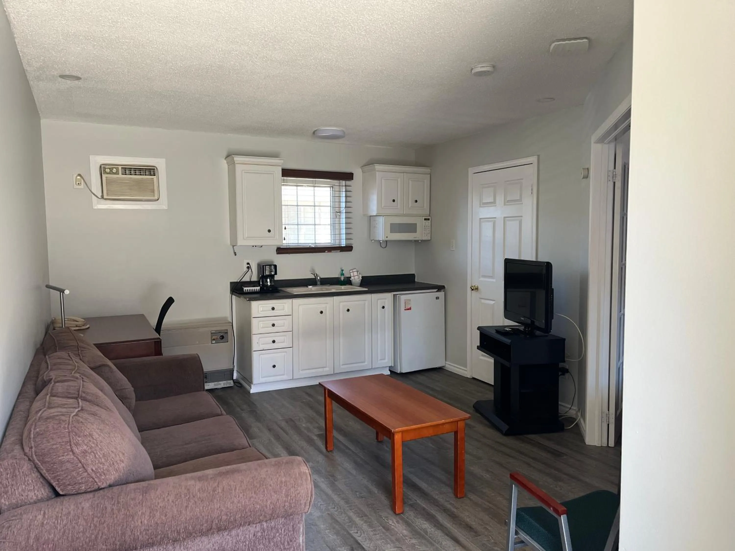 Kitchen or kitchenette in Lakeshore Suites