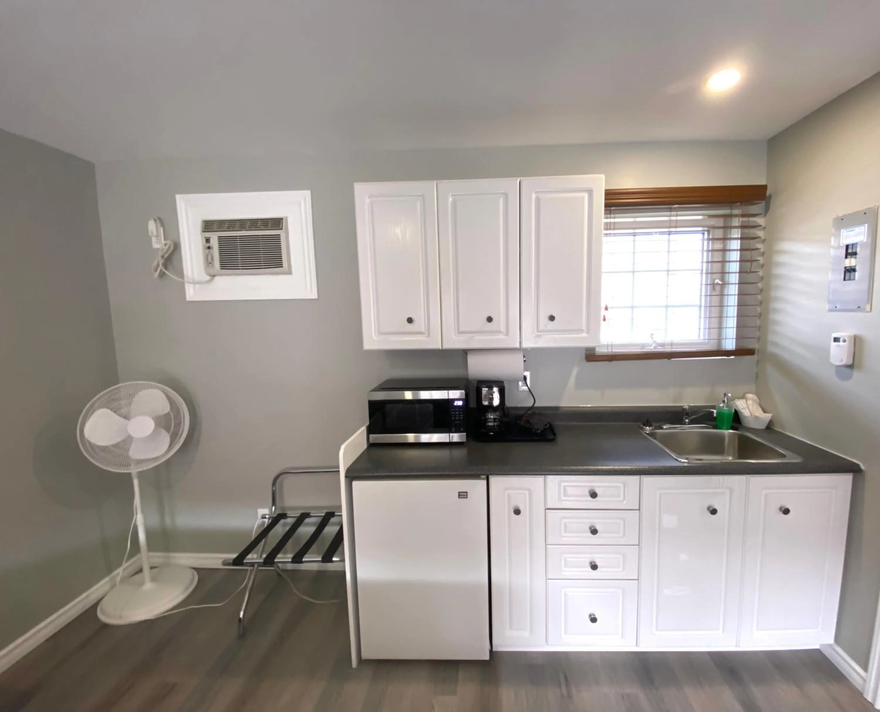 Kitchen or kitchenette in Lakeshore Suites