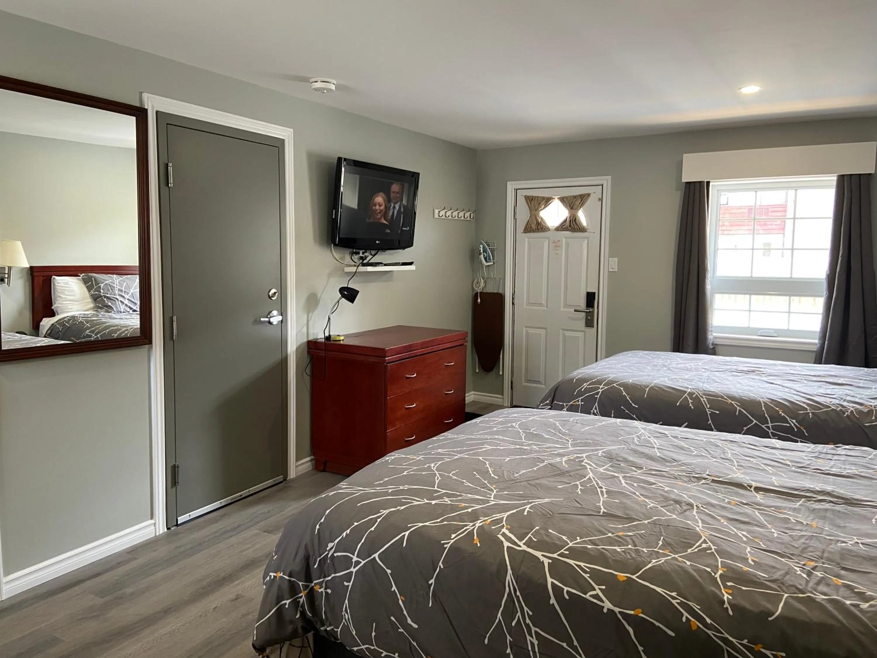 Photo of the whole room, Bed in Lakeshore Suites