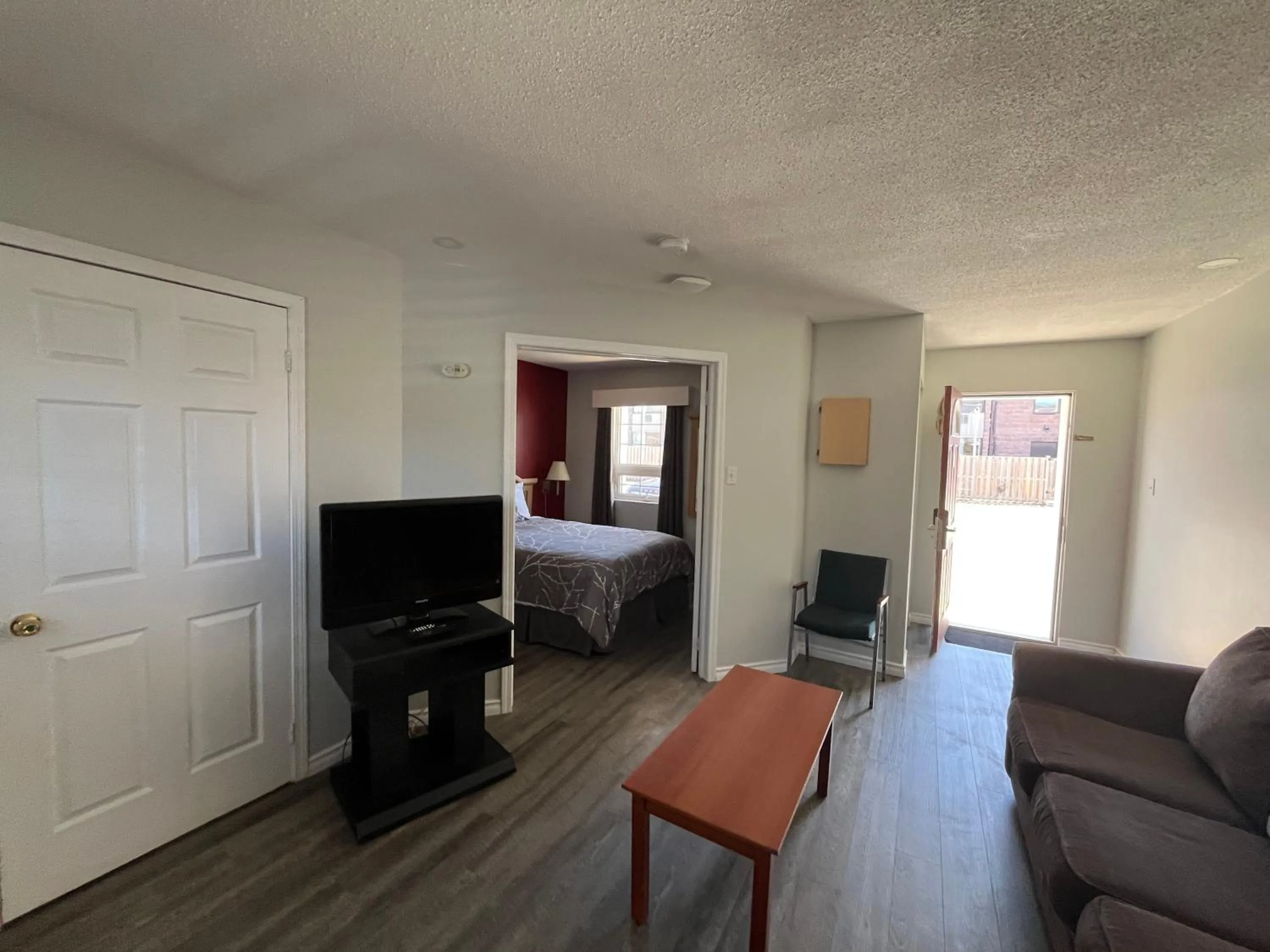 Photo of the whole room, Bed in Lakeshore Suites