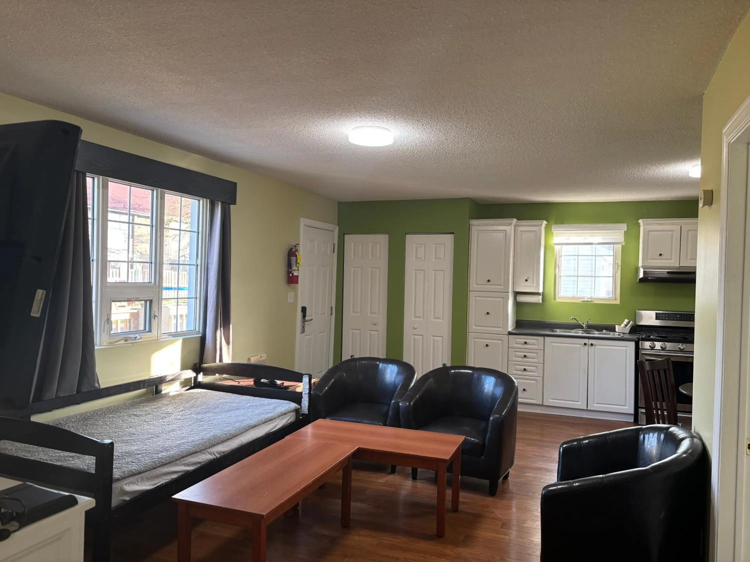 Kitchen or kitchenette in Lakeshore Suites