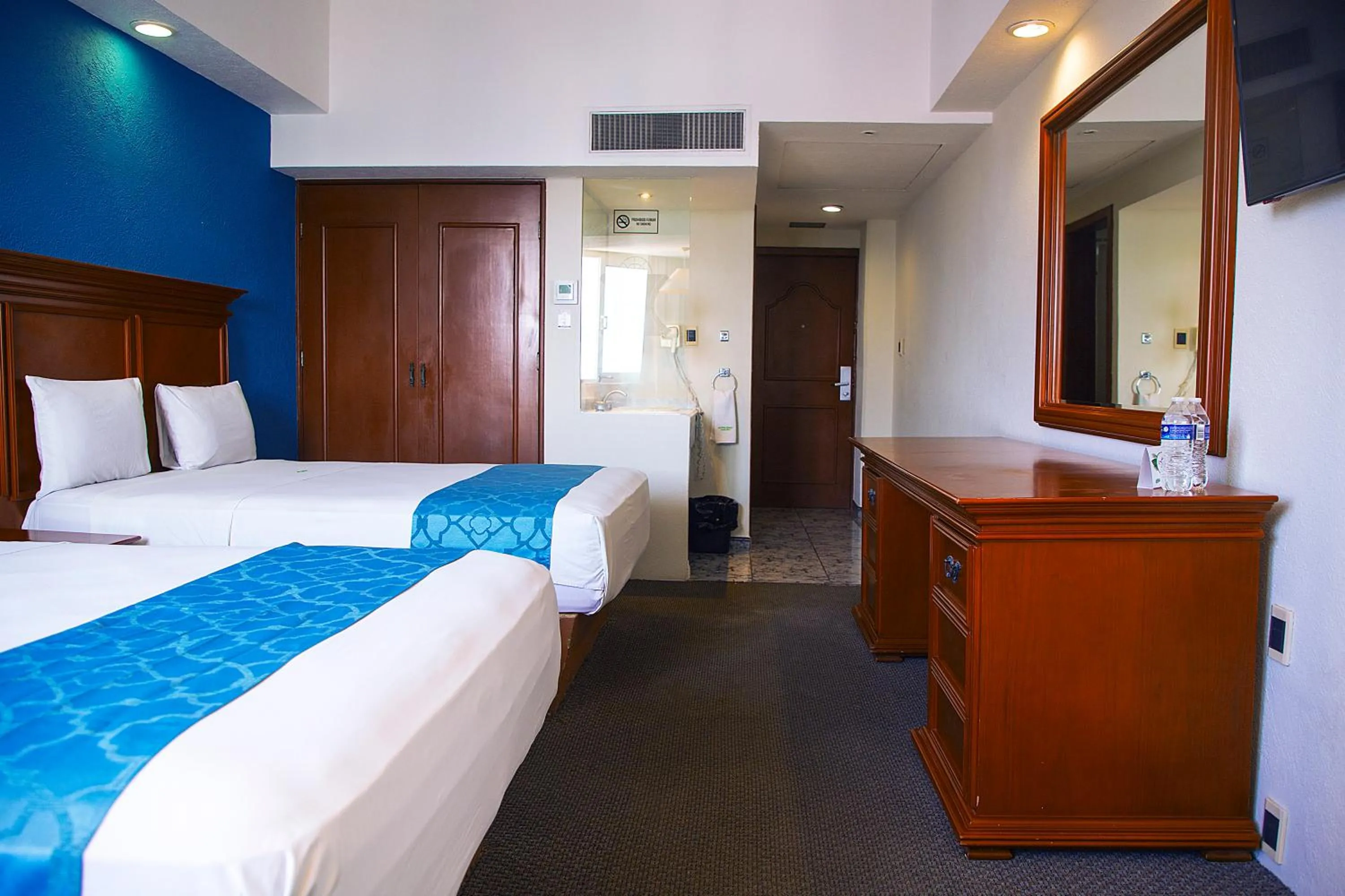 Photo of the whole room, Bed in Hotel Lois Veracruz