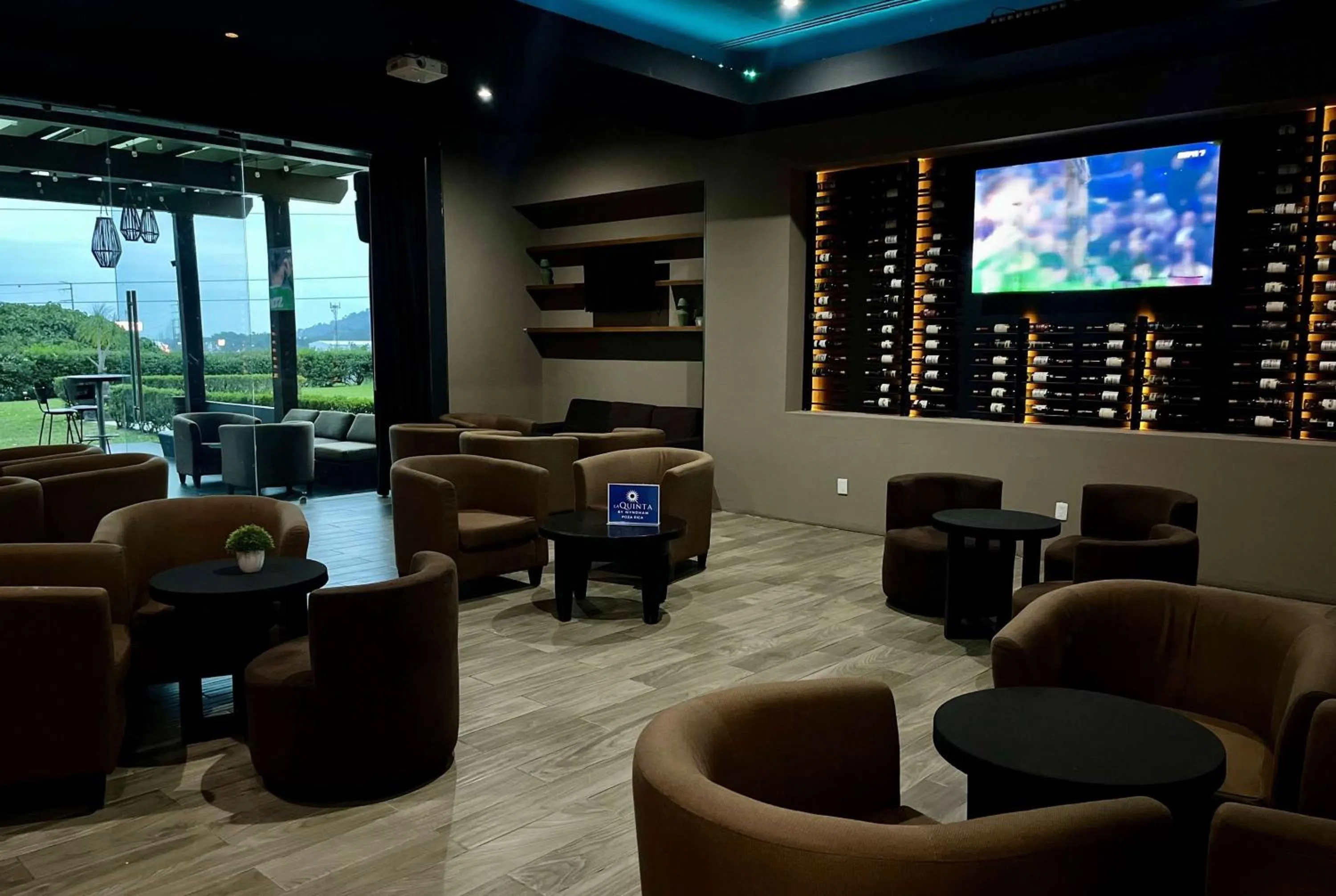 Lounge or bar in La Quinta by Wyndham Poza Rica